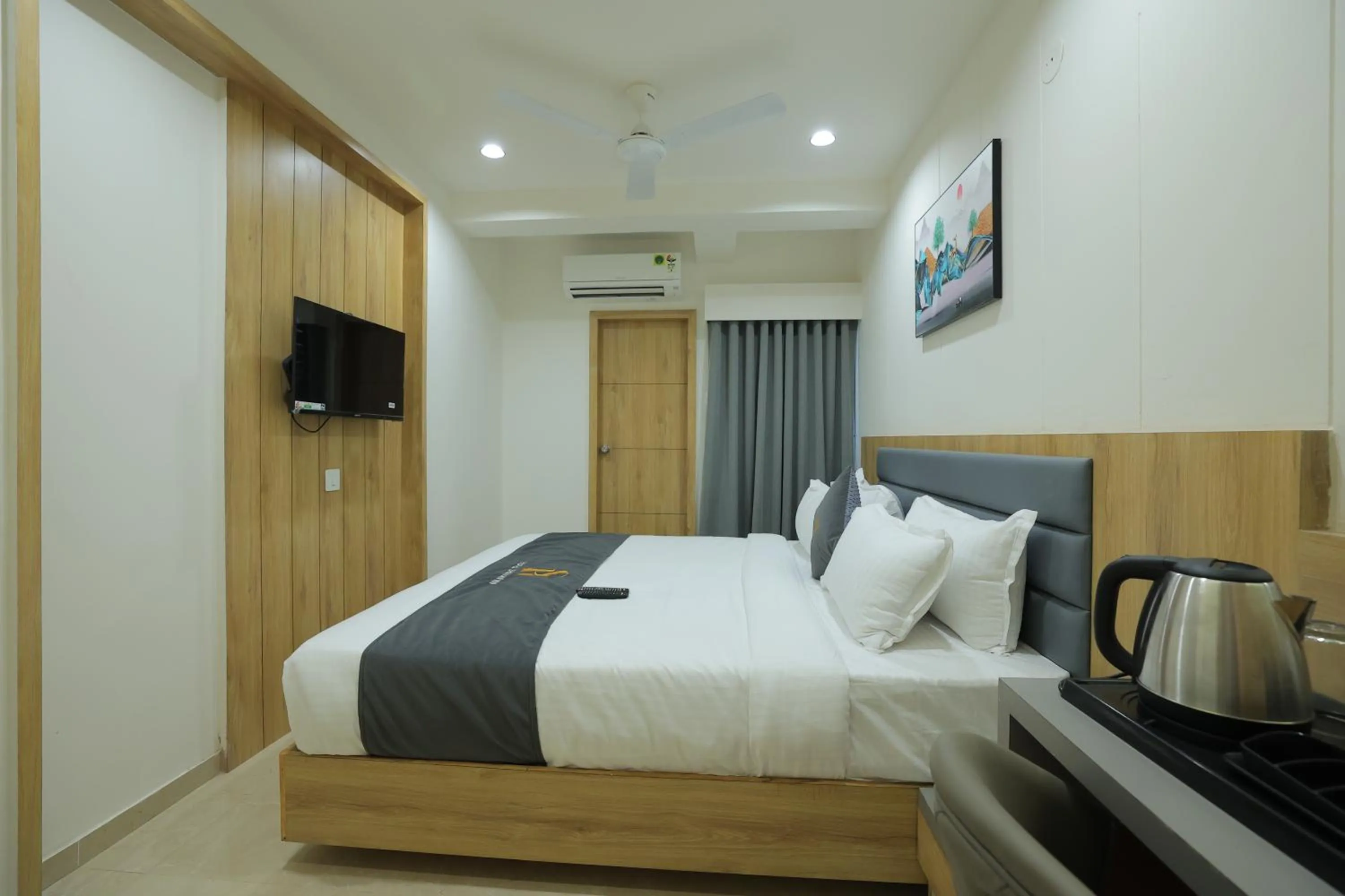 Bed in Hotel Shayan Inn