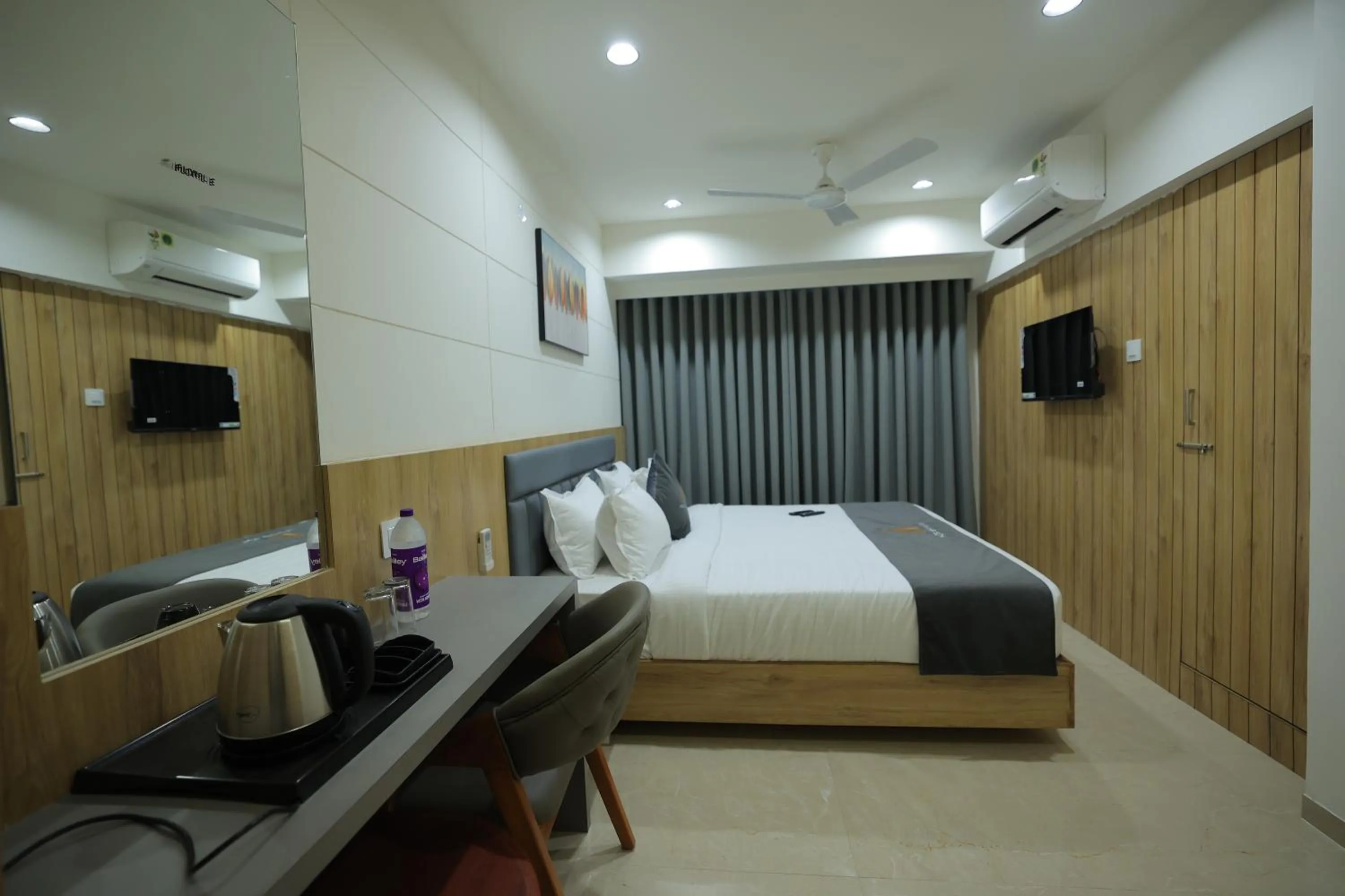 Bed in Hotel Shayan Inn