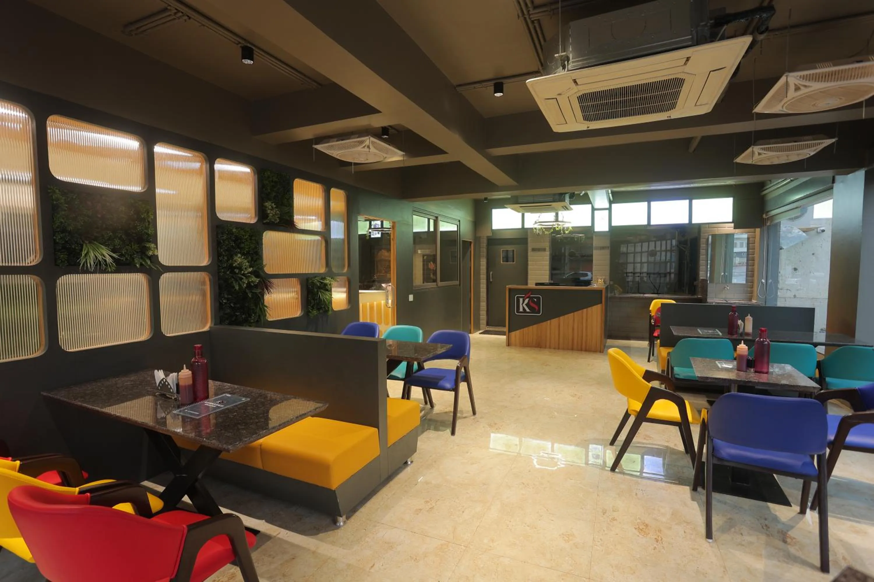 Restaurant/places to eat in Hotel Shayan Inn