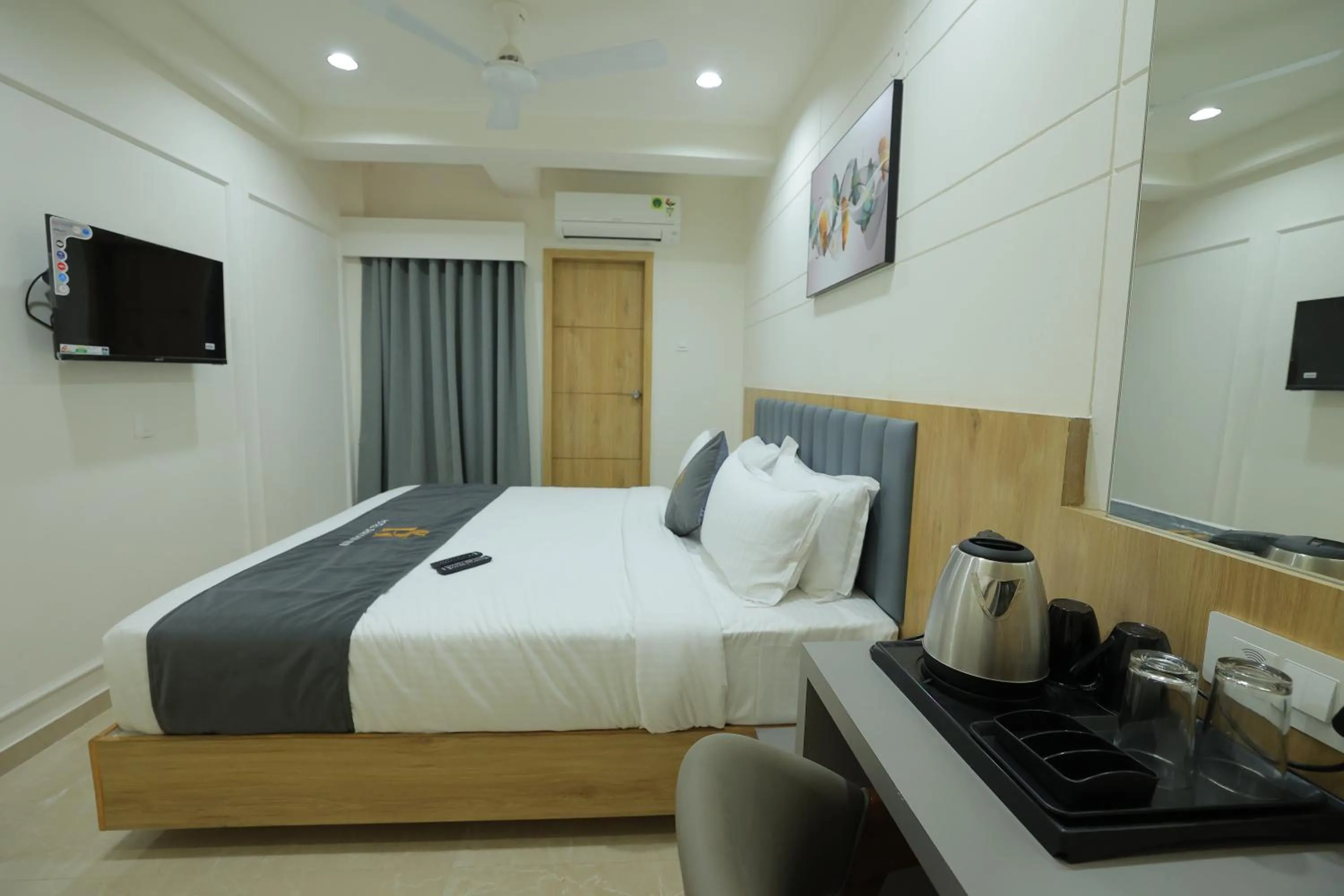 Bed in Hotel Shayan Inn