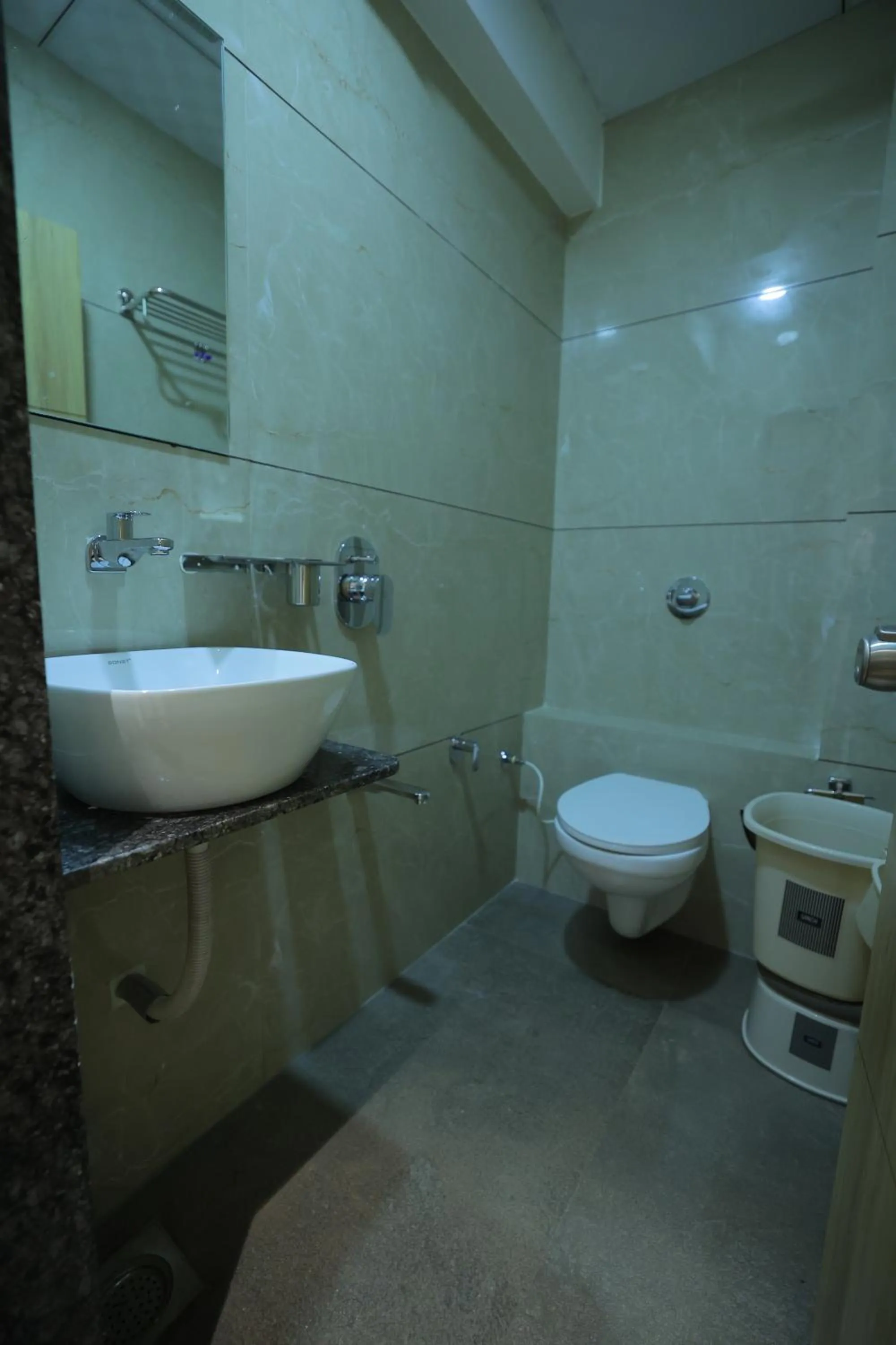 Shower in Hotel Shayan Inn