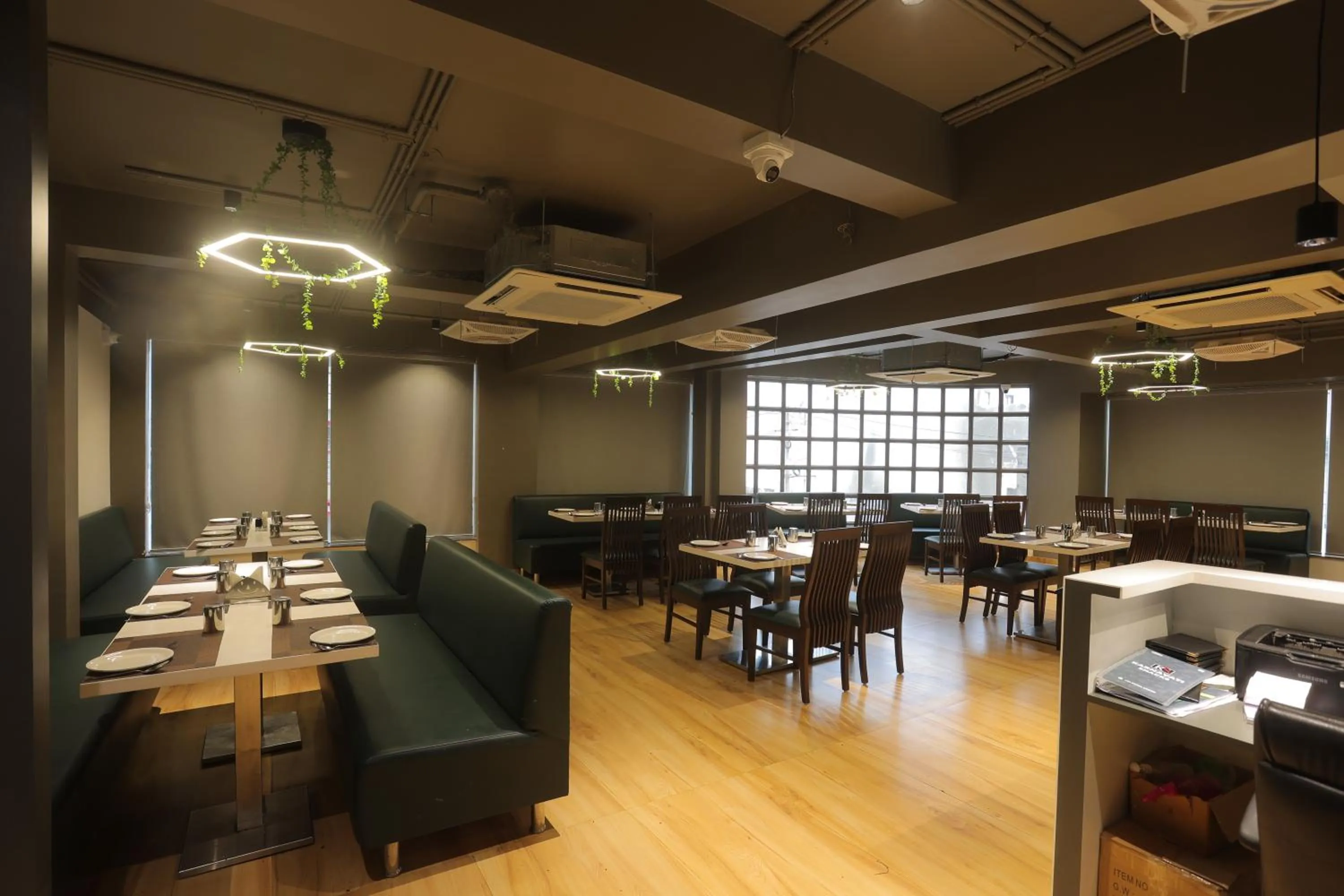 Restaurant/places to eat in Hotel Shayan Inn