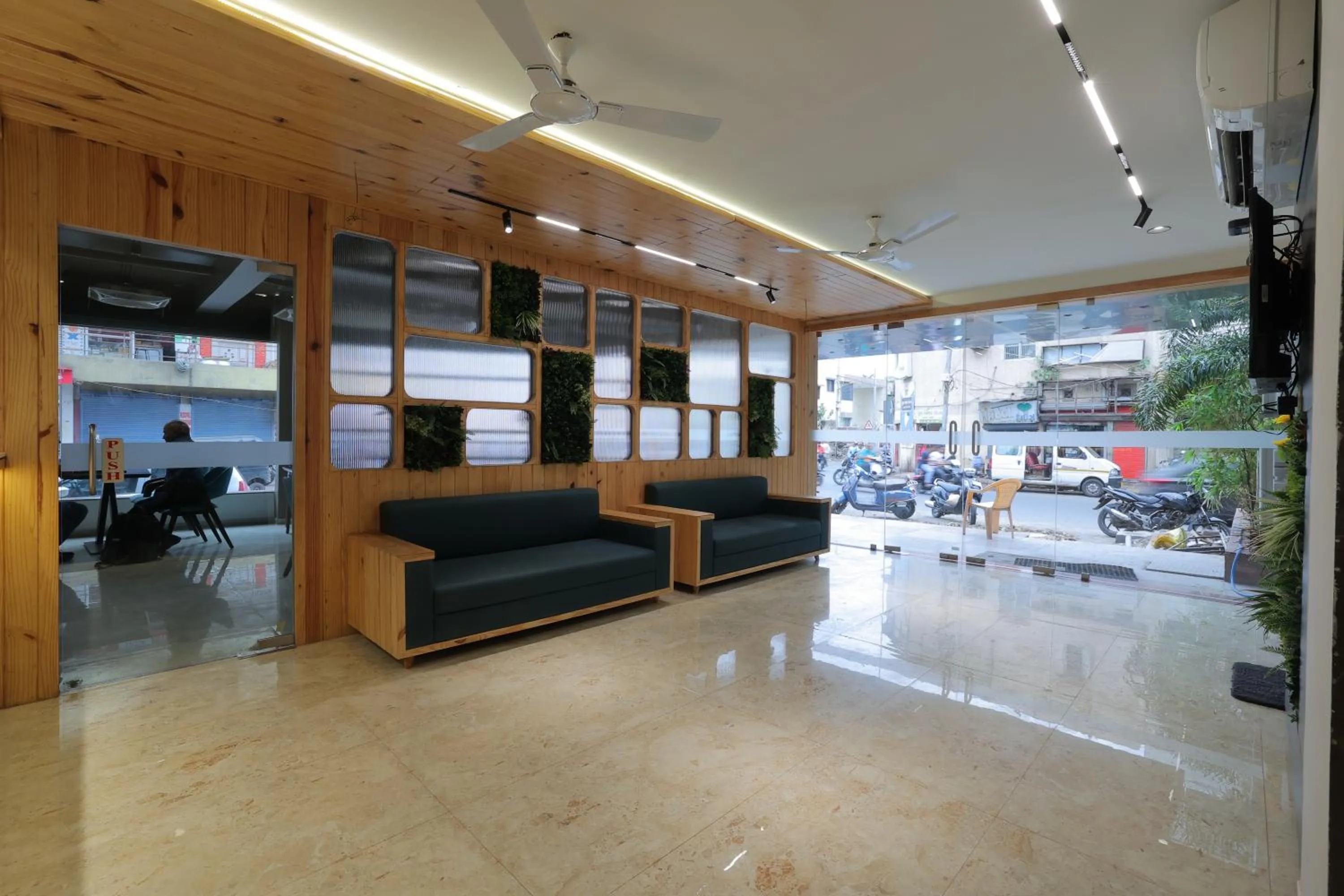 Communal lounge/ TV room in Hotel Shayan Inn