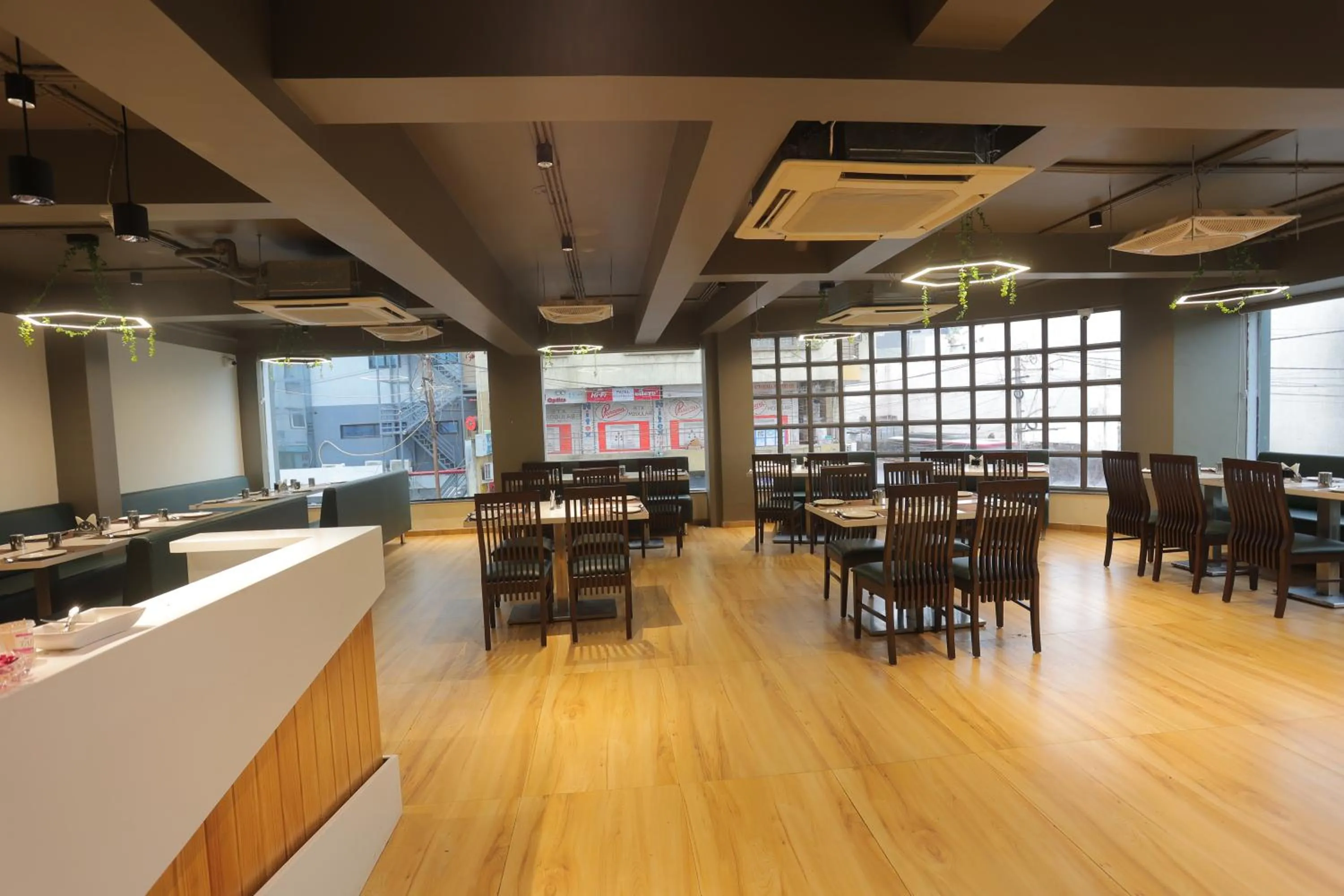 Restaurant/places to eat in Hotel Shayan Inn