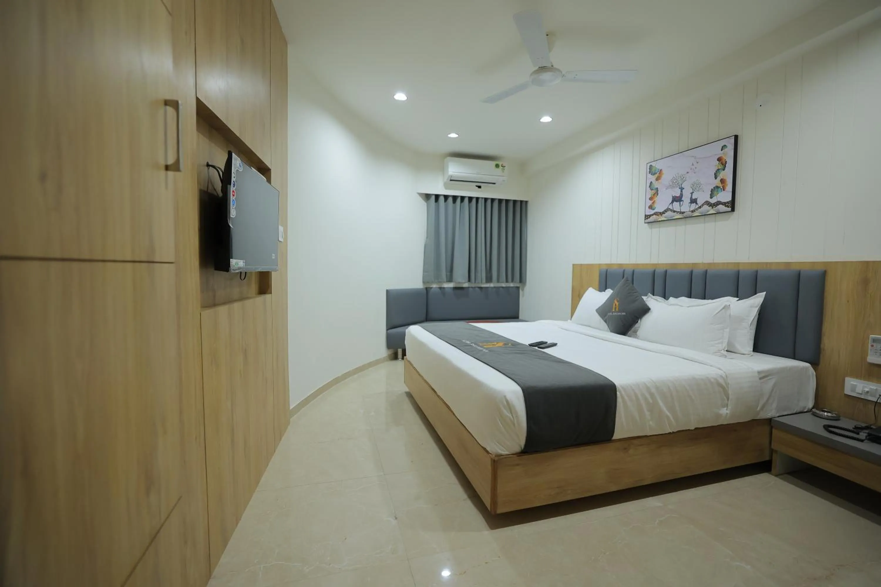 Communal lounge/ TV room in Hotel Shayan Inn