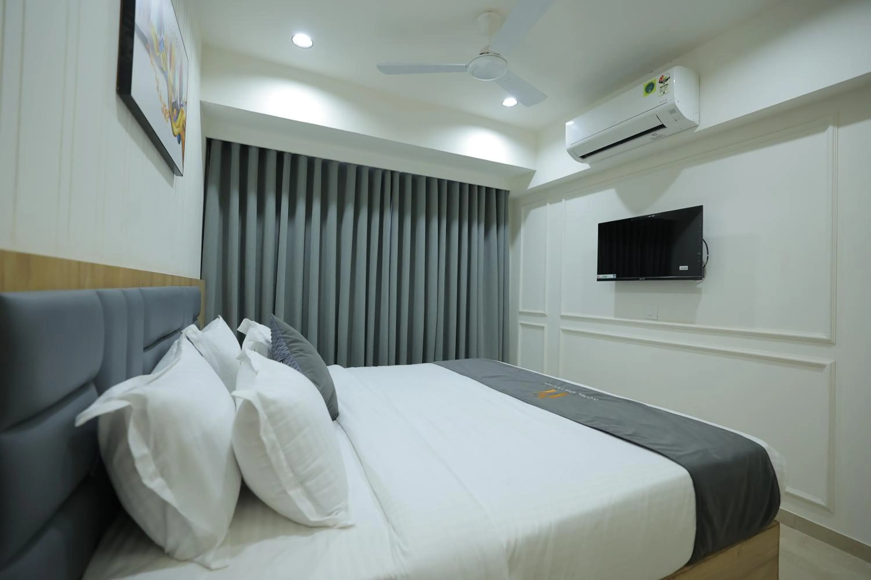 Communal lounge/ TV room in Hotel Shayan Inn