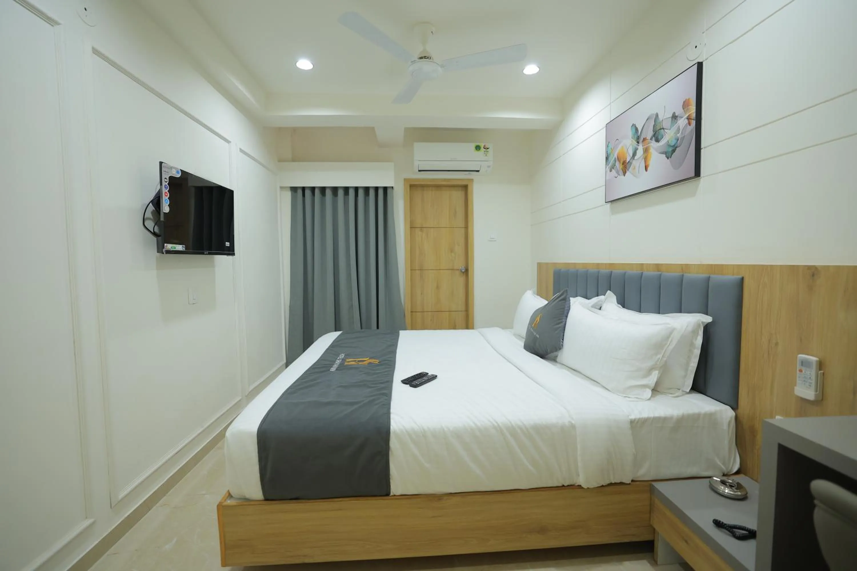 Communal lounge/ TV room in Hotel Shayan Inn