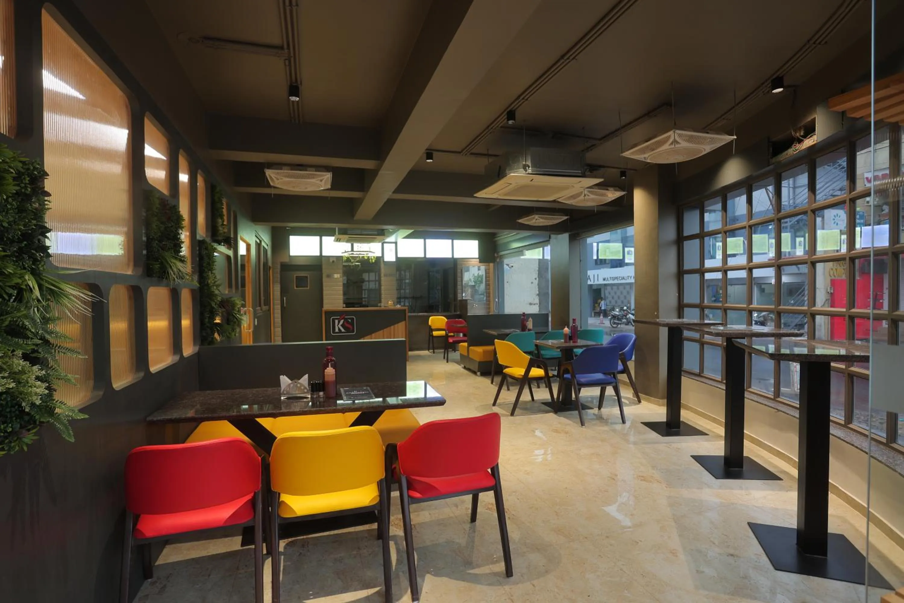 Restaurant/places to eat in Hotel Shayan Inn