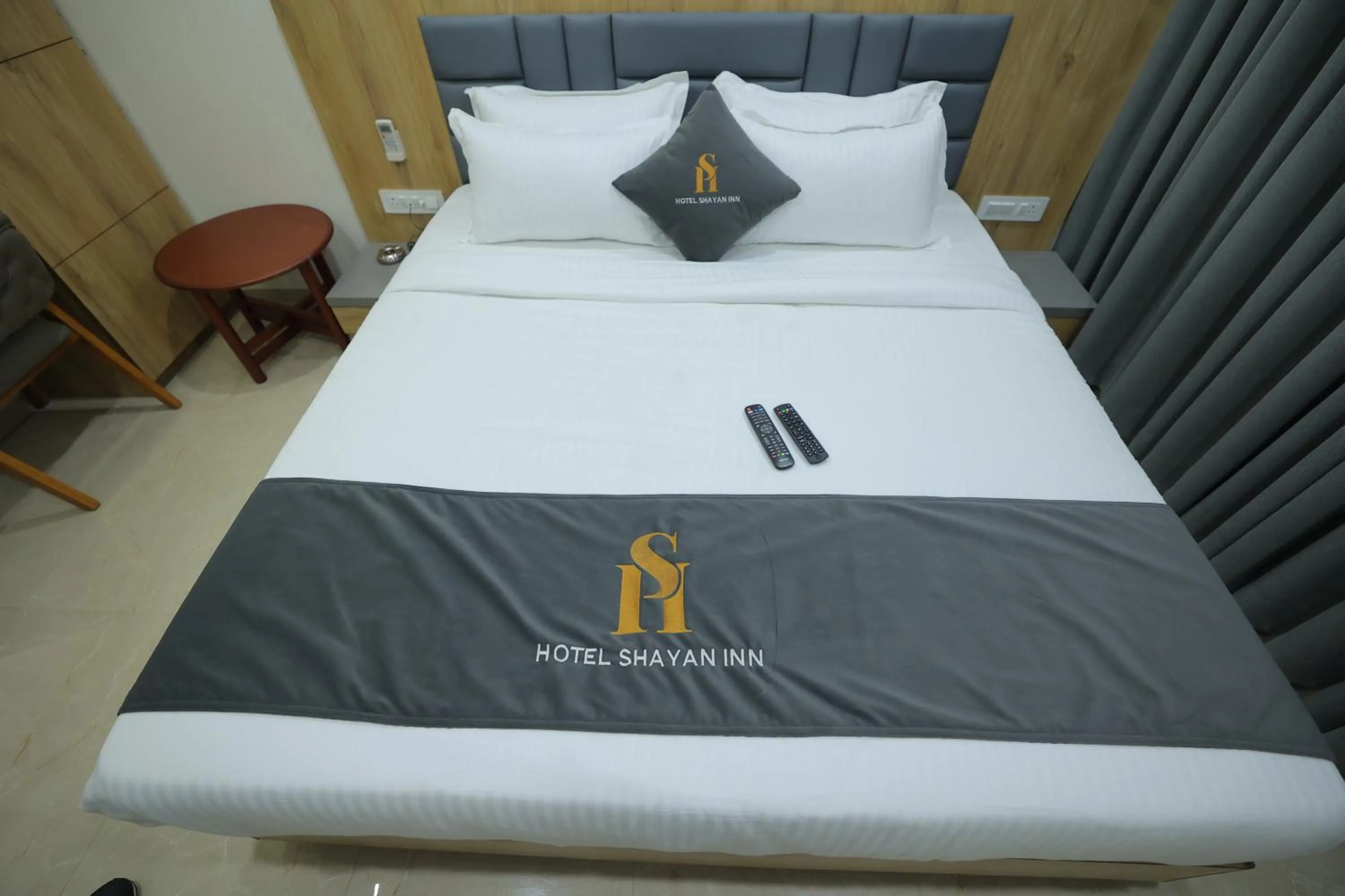 Bed in Hotel Shayan Inn