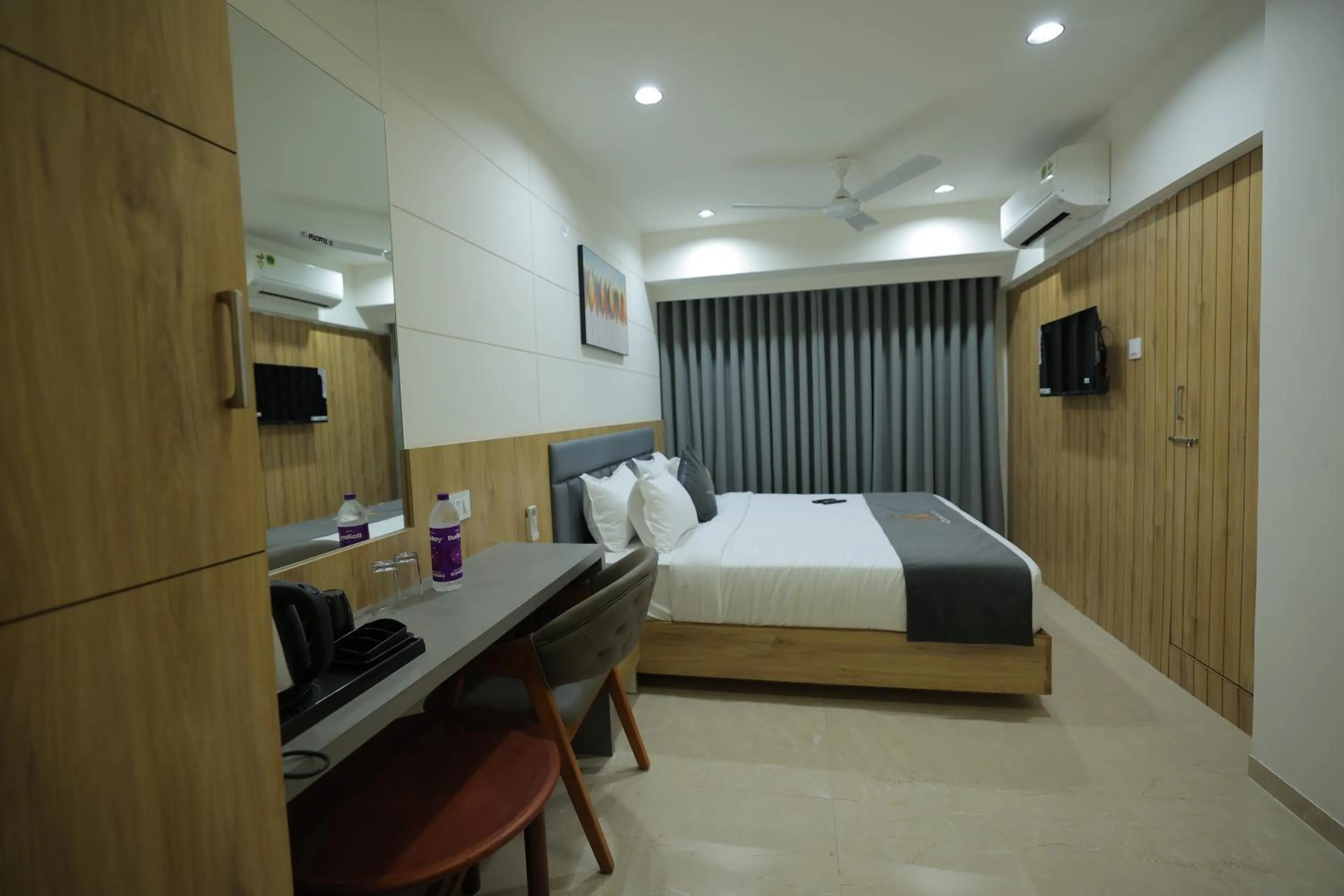 Bed in Hotel Shayan Inn