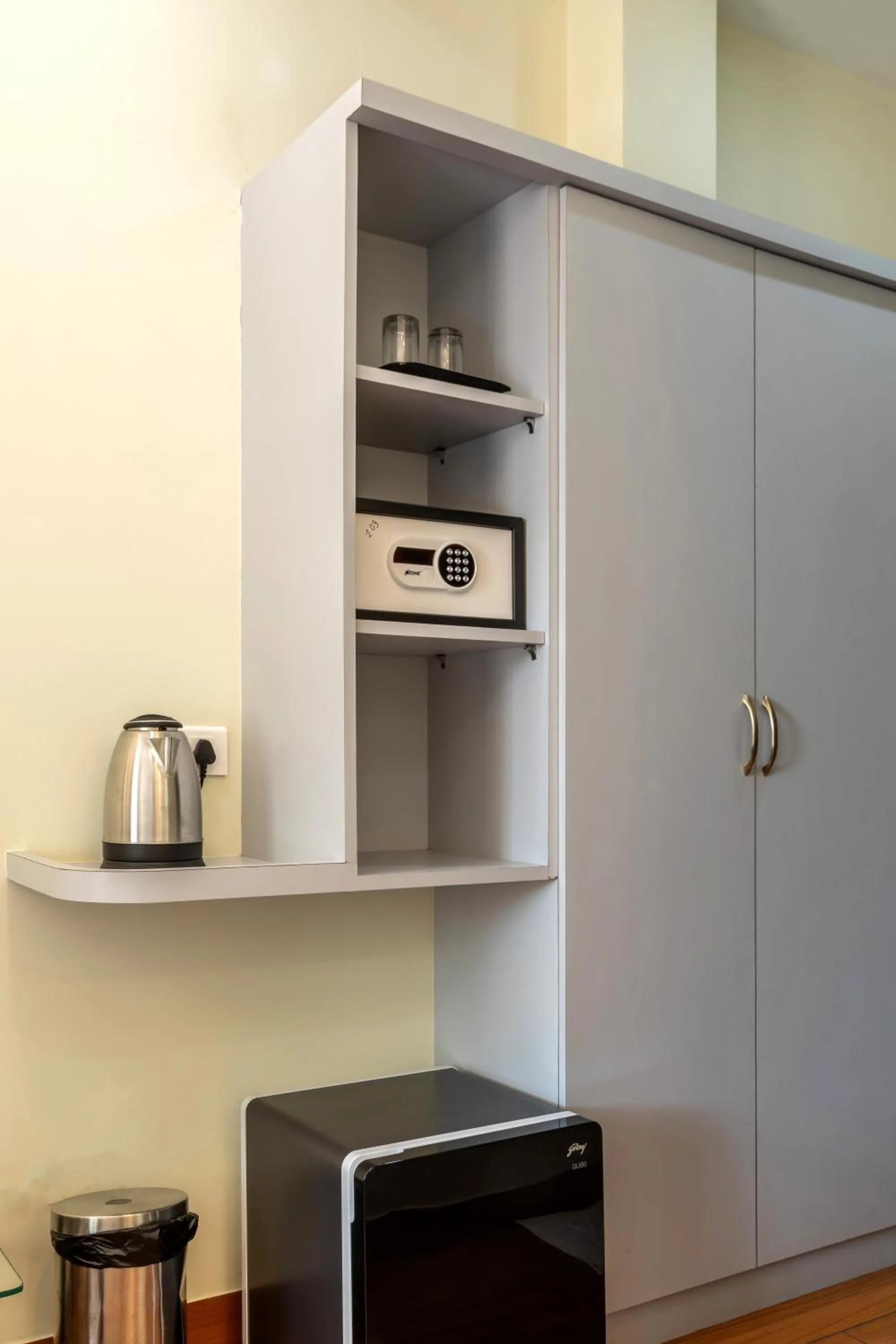 Coffee/tea facilities in La baga Beach Hotel