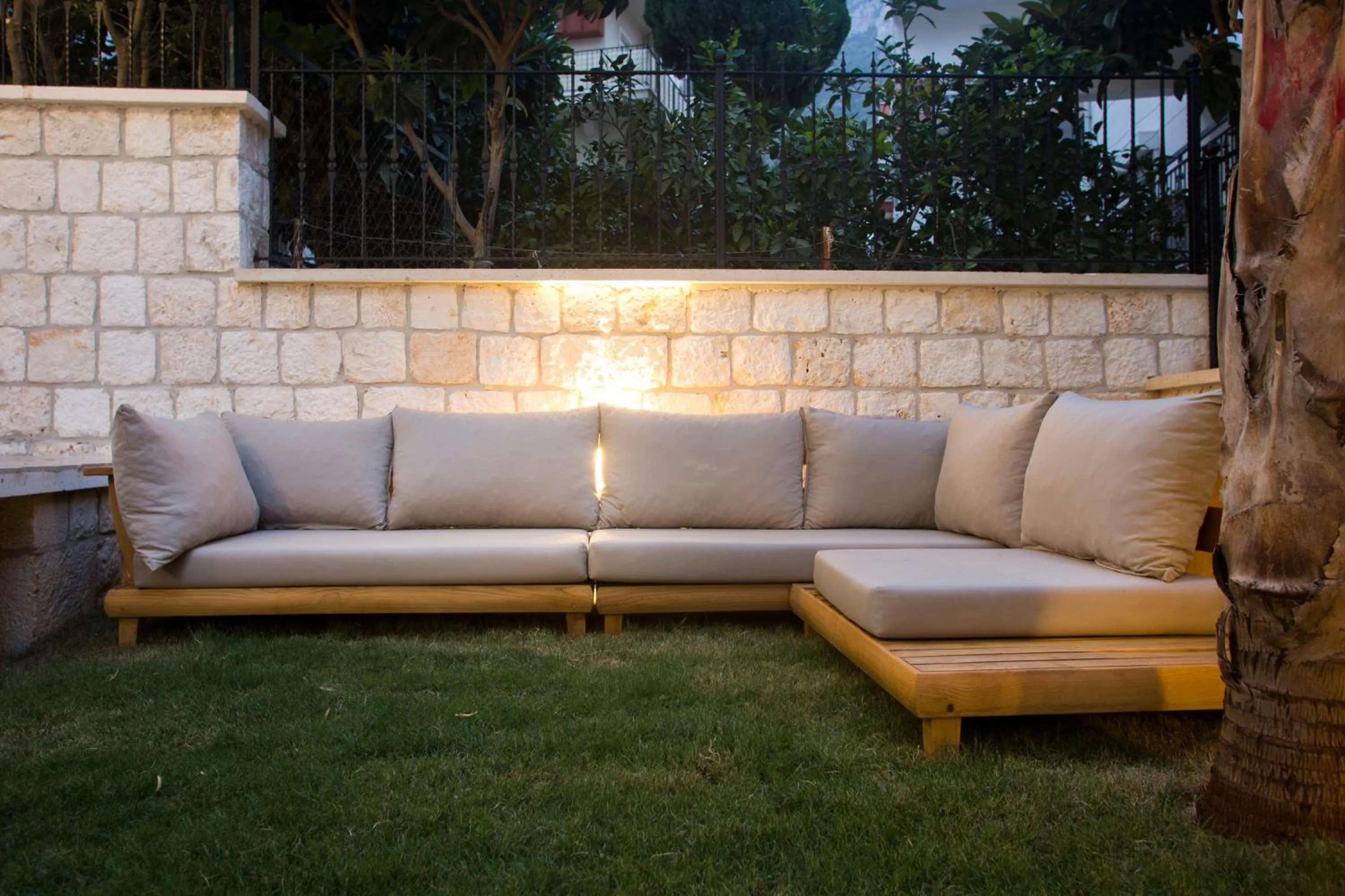 Garden in Pastel Rooms