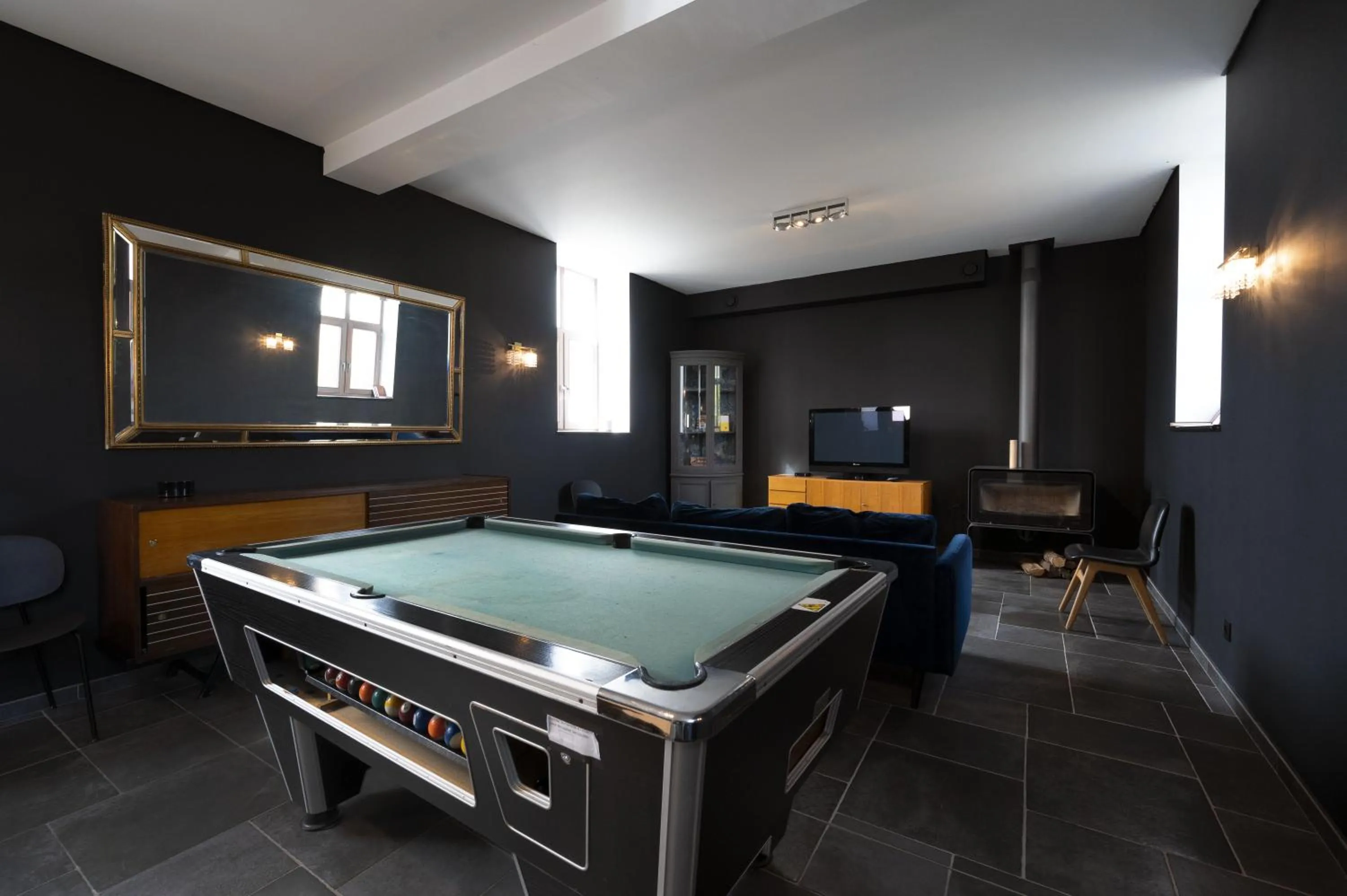 Communal lounge/ TV room in Le Presbytère de Sautour