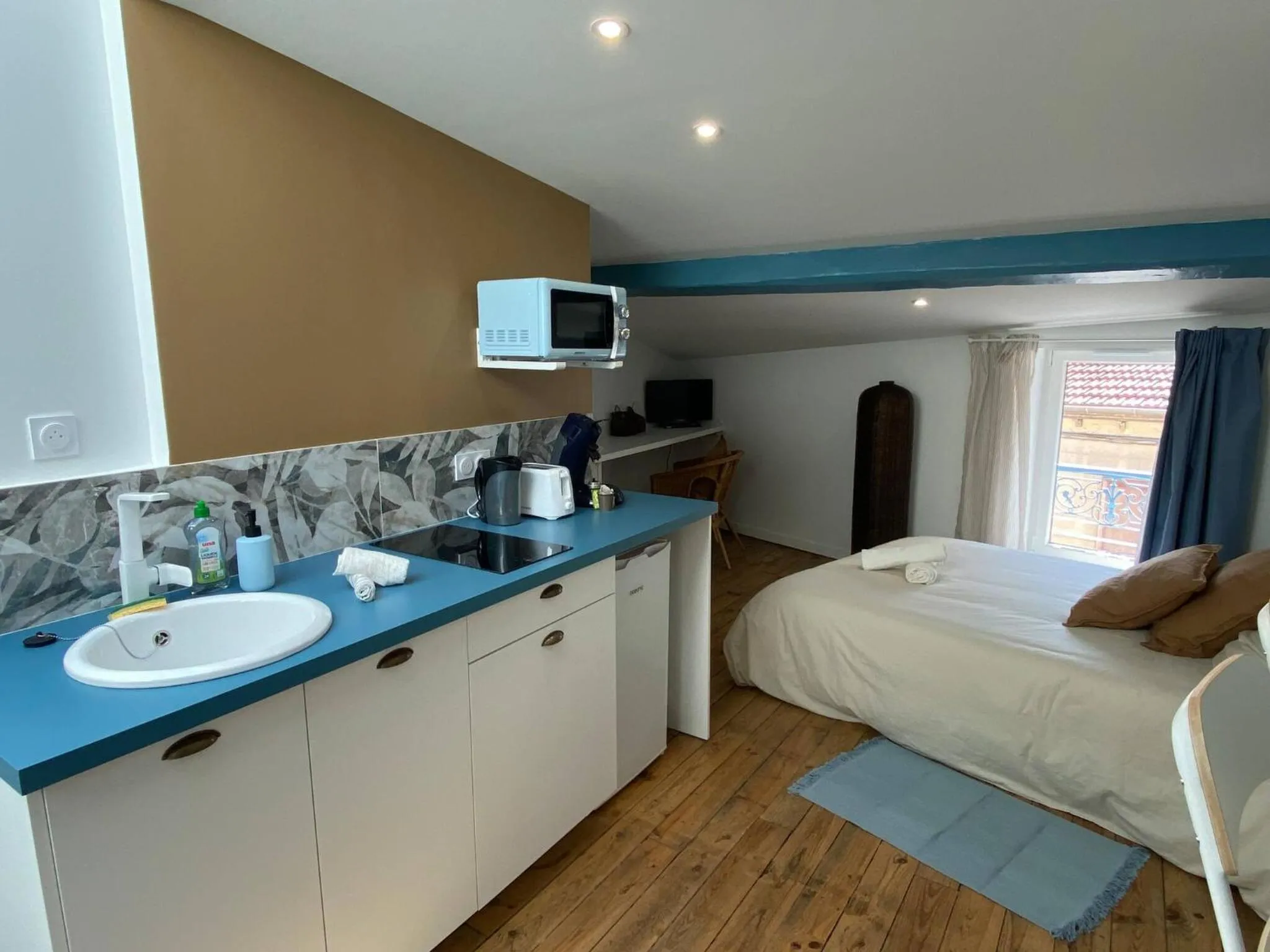 Kitchen or kitchenette, Bed in LE CARNOT - Valence