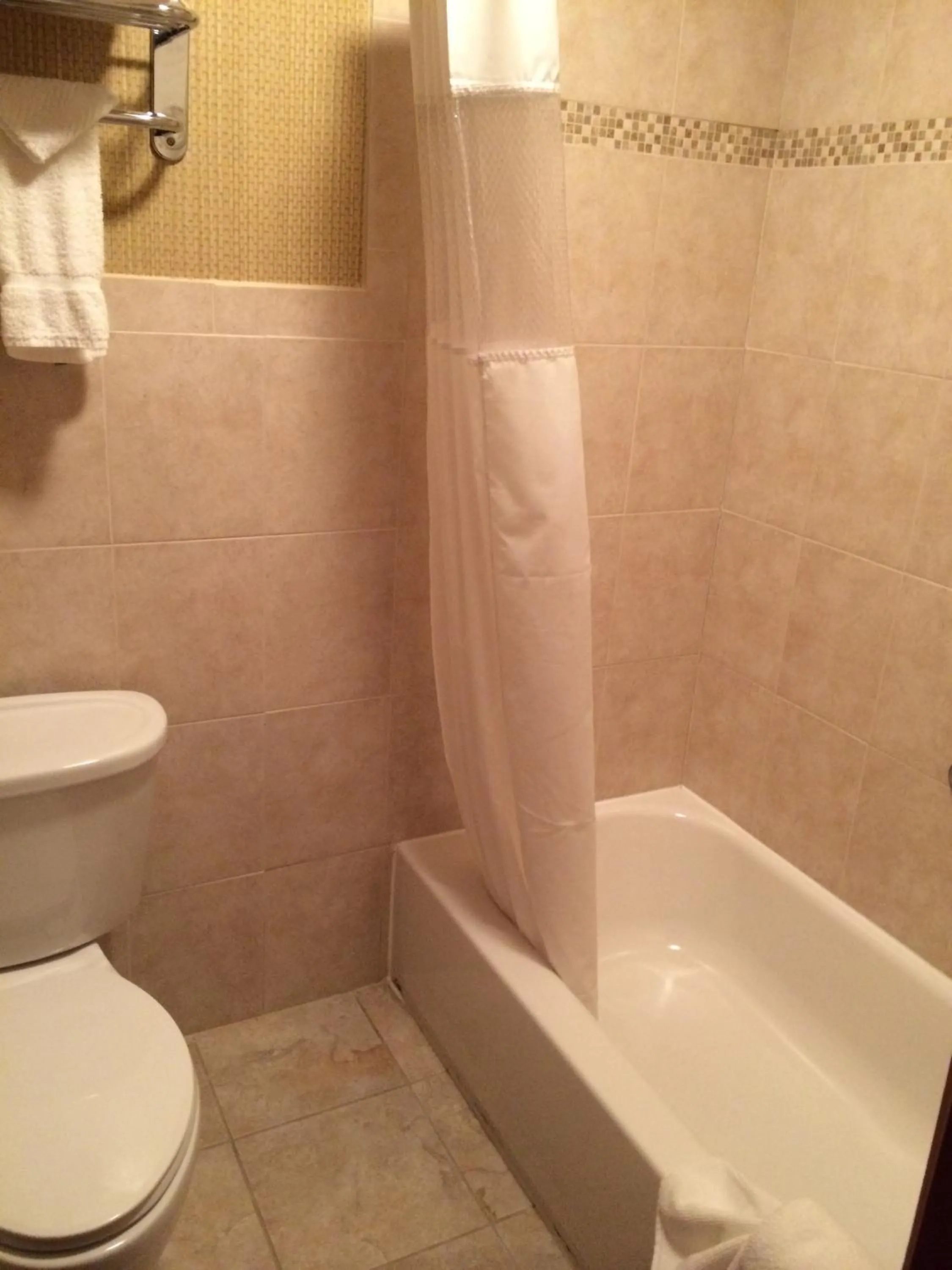 Shower in Pacer Inn & Suites Motel
