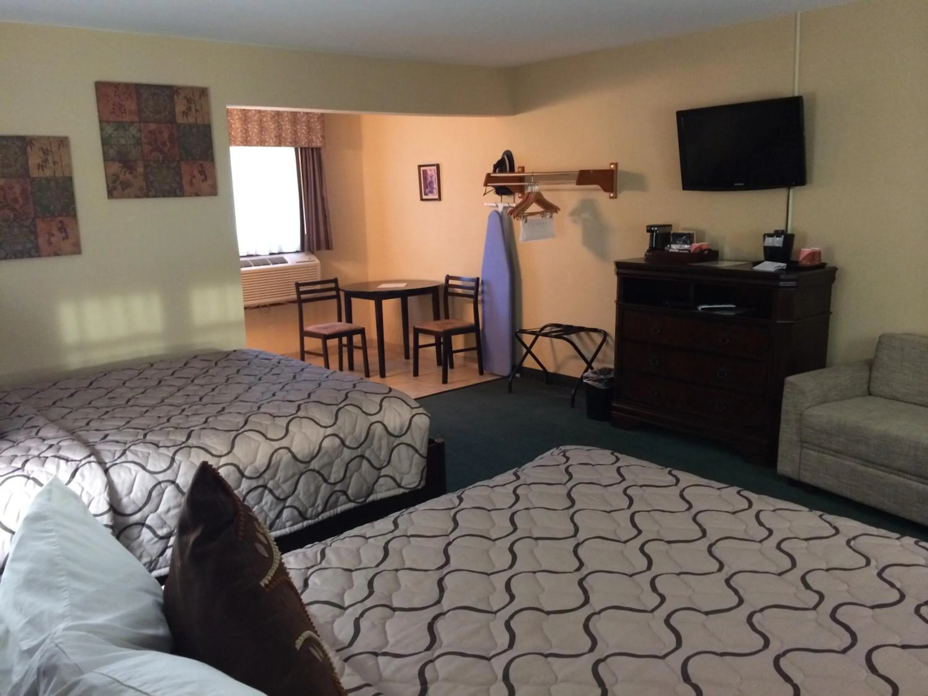 Bed in Pacer Inn & Suites Motel