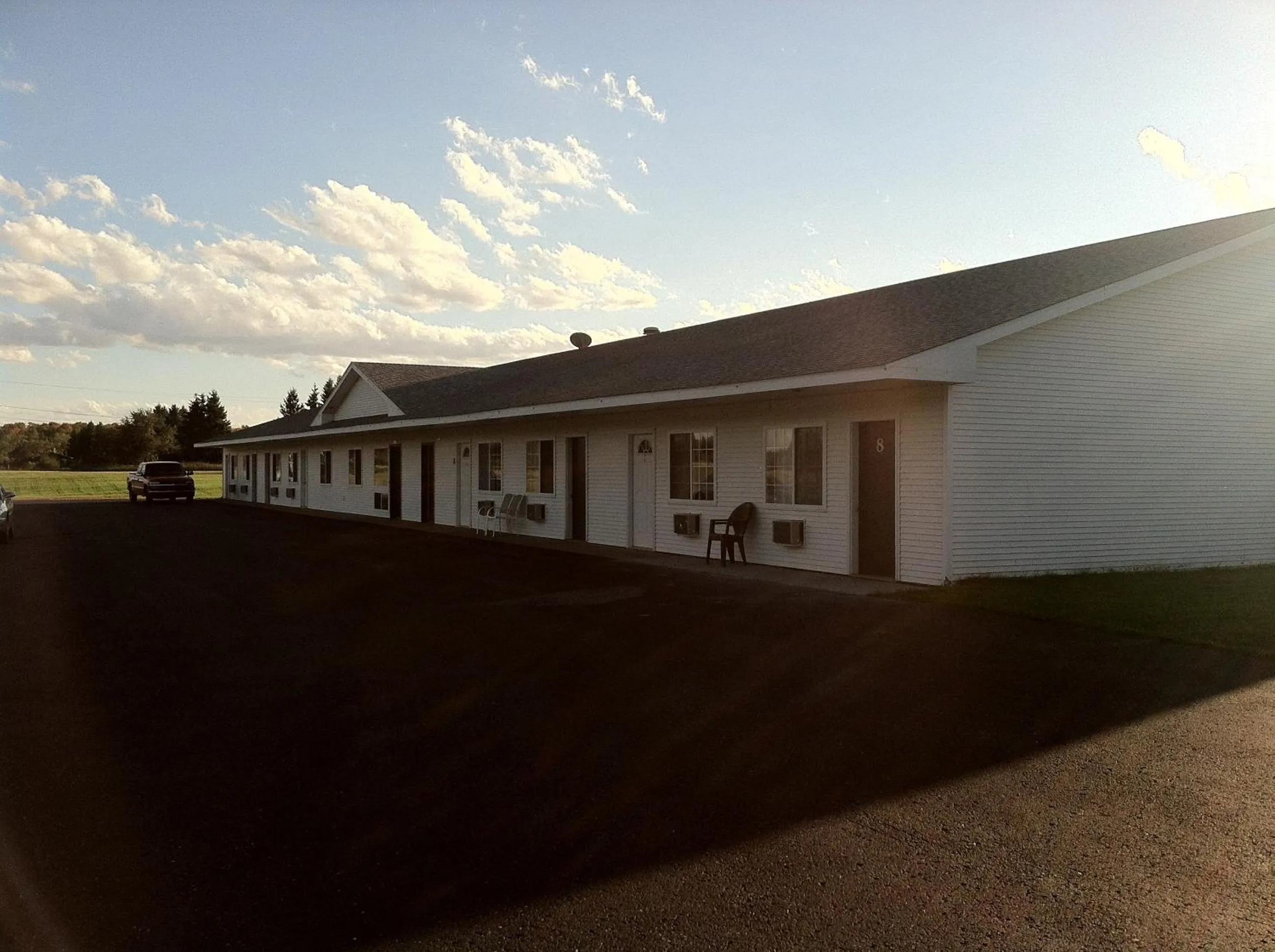 Facade/entrance in Village Inn Motel