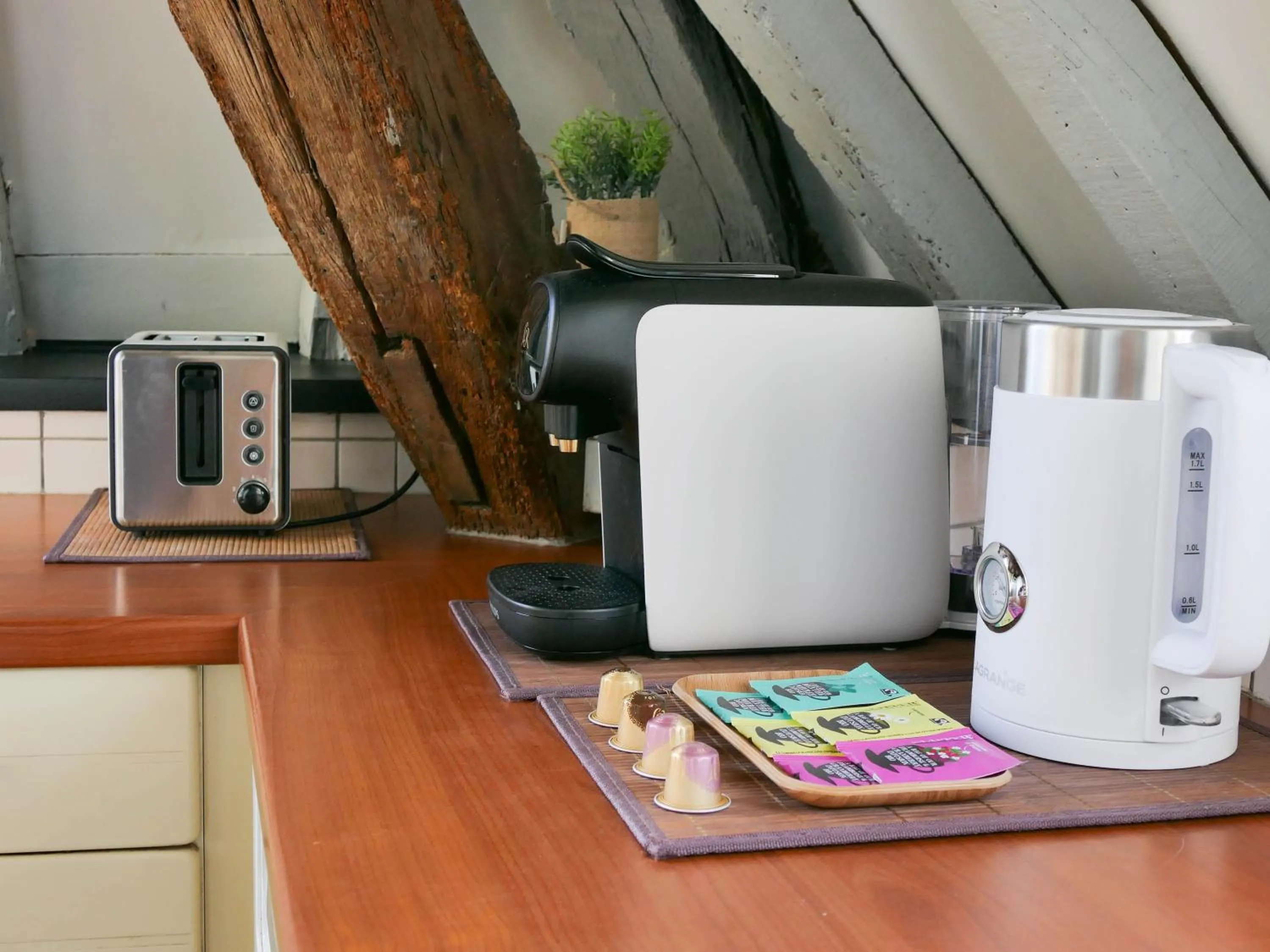 Coffee/tea facilities in Suite Toussaint - Calme & Authentique