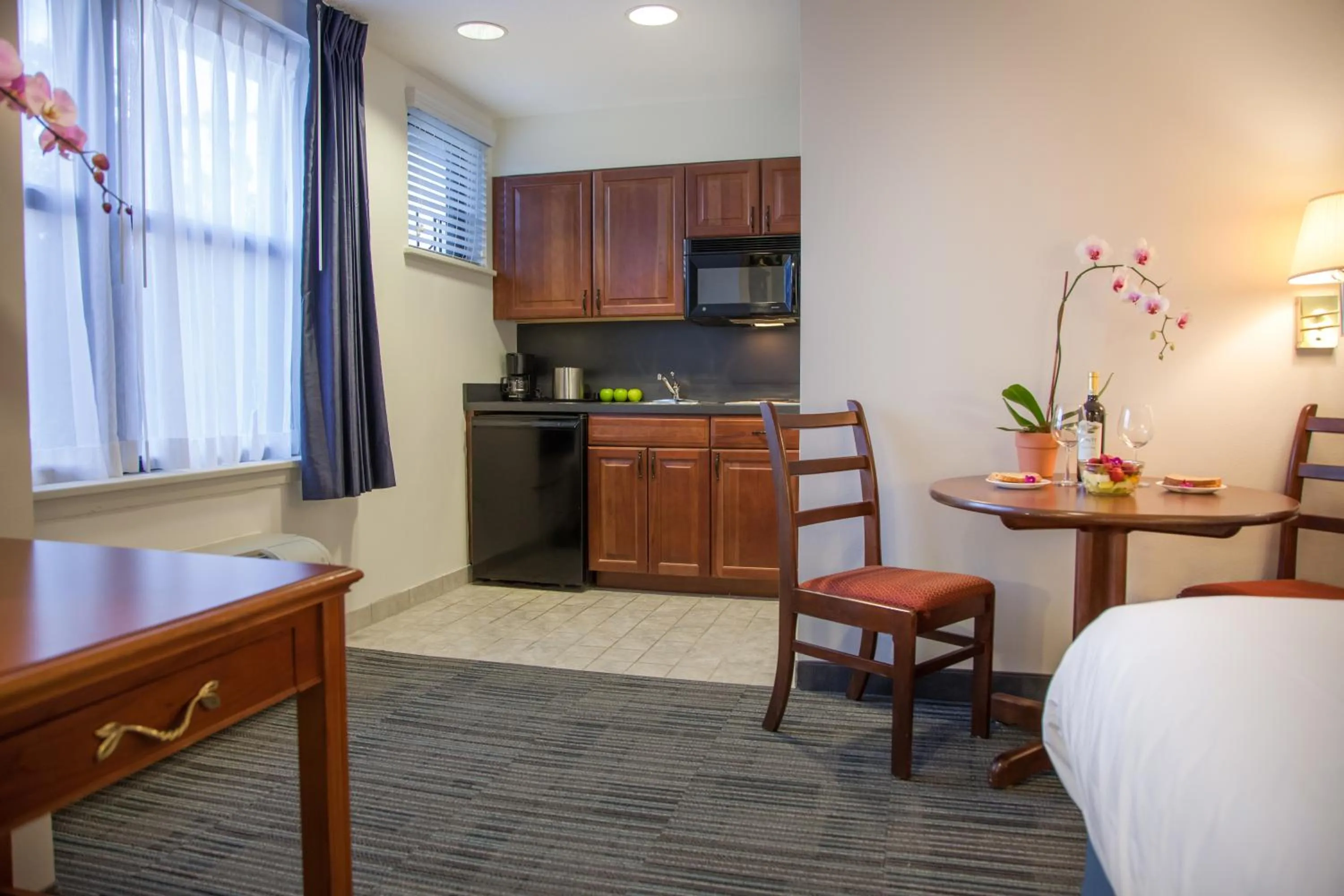 Kitchen or kitchenette in Federal City Inn & Suites