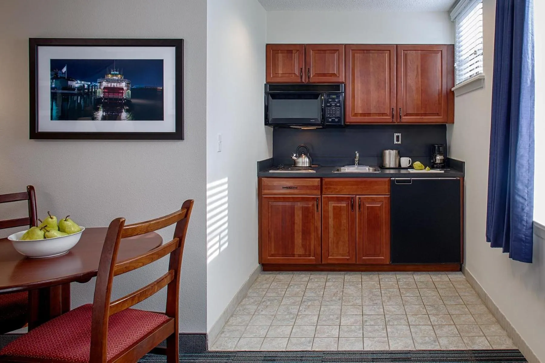 Kitchen or kitchenette in Federal City Inn & Suites