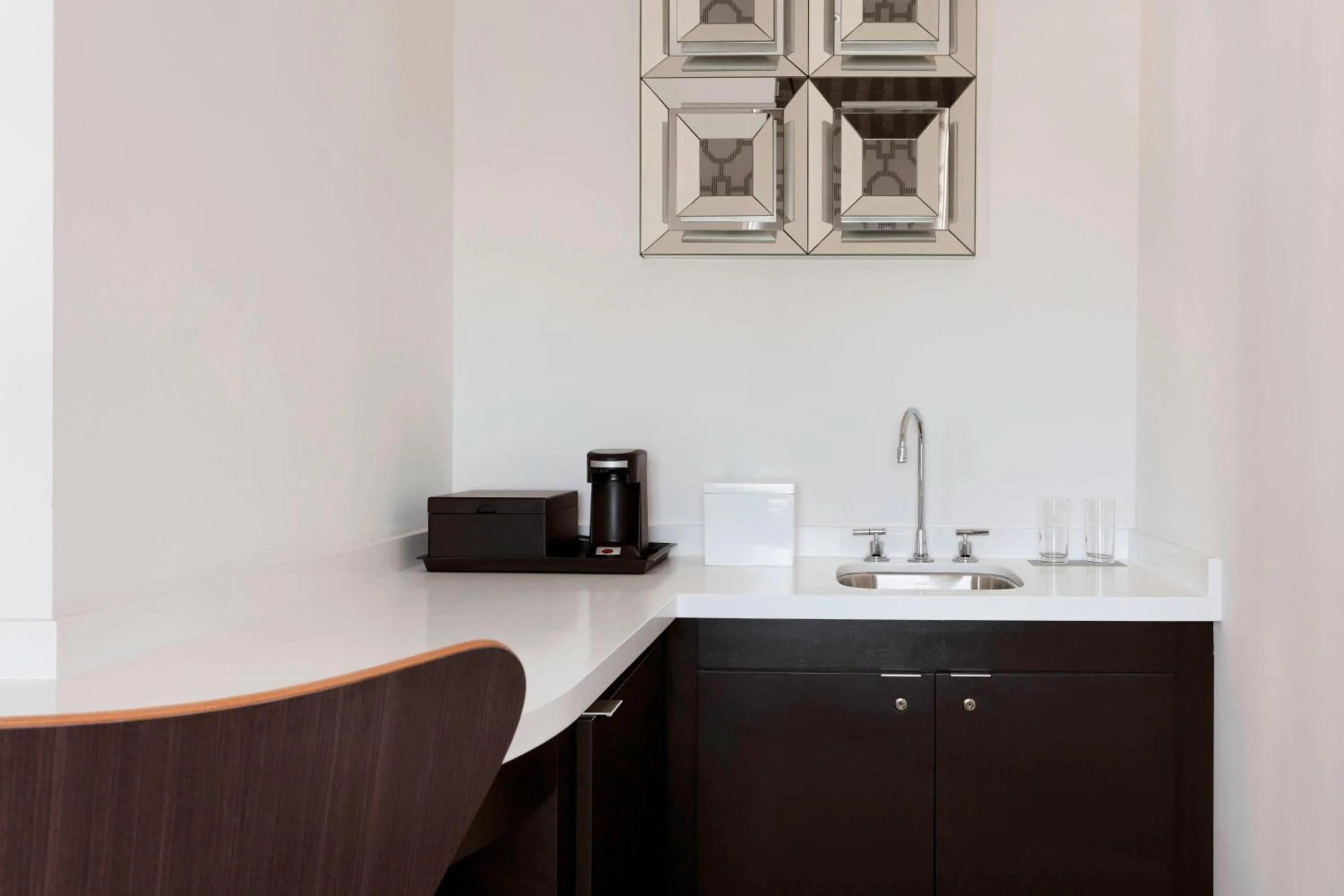 Lounge or bar in Renaissance Cincinnati Downtown Hotel