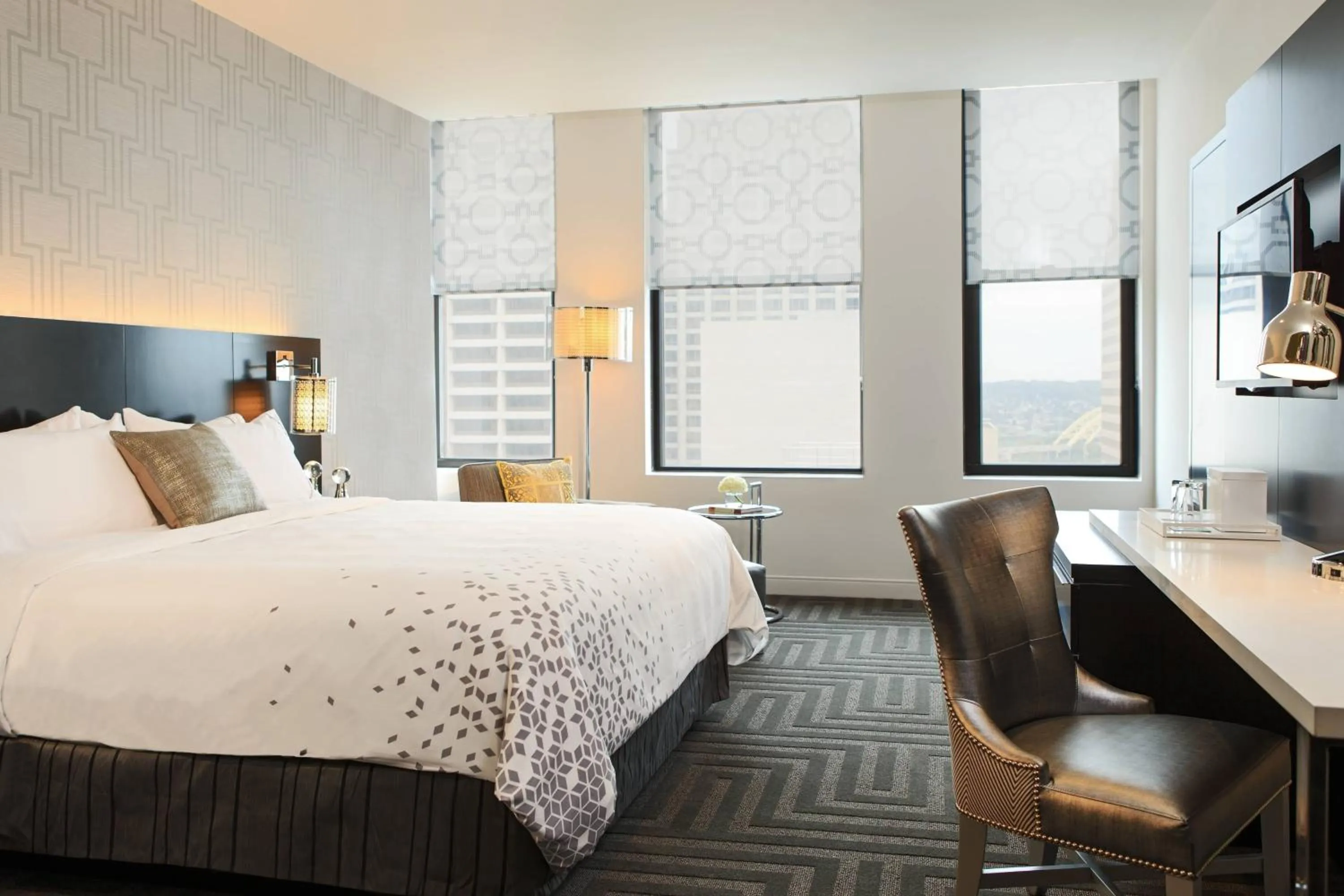 Photo of the whole room, Bed in Renaissance Cincinnati Downtown Hotel