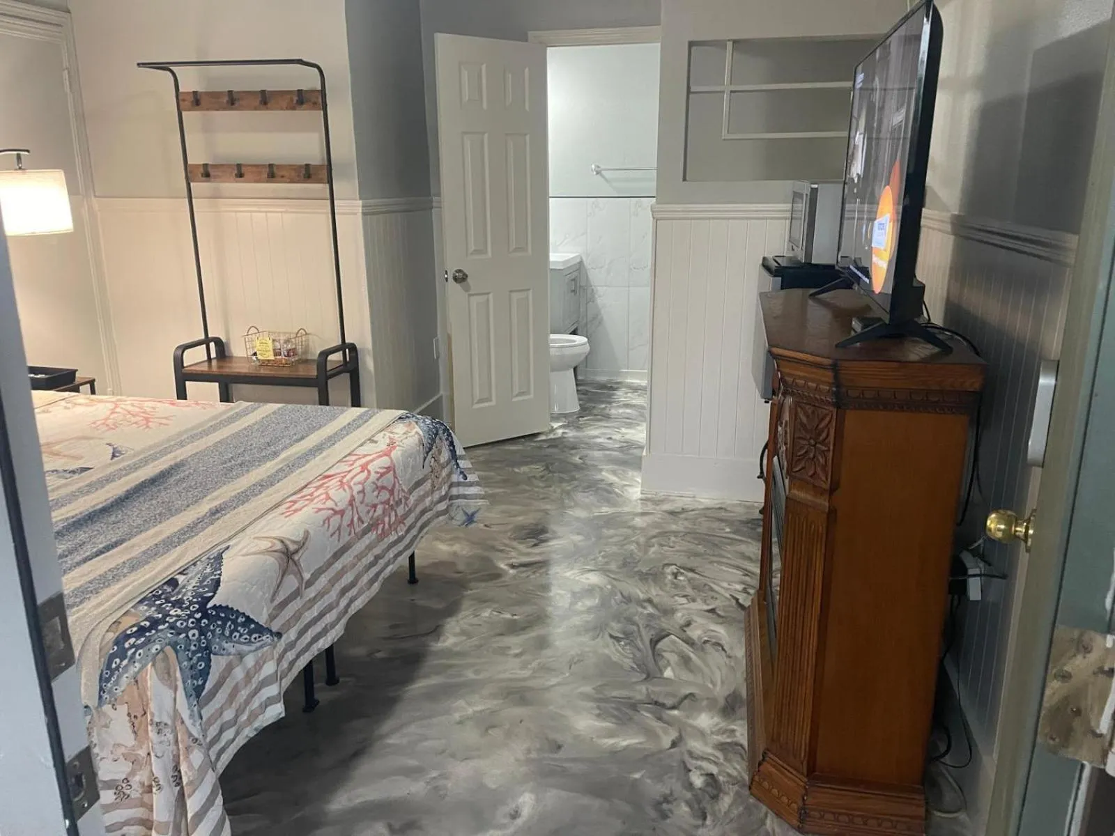 Bed in Shamrock Cove Inn