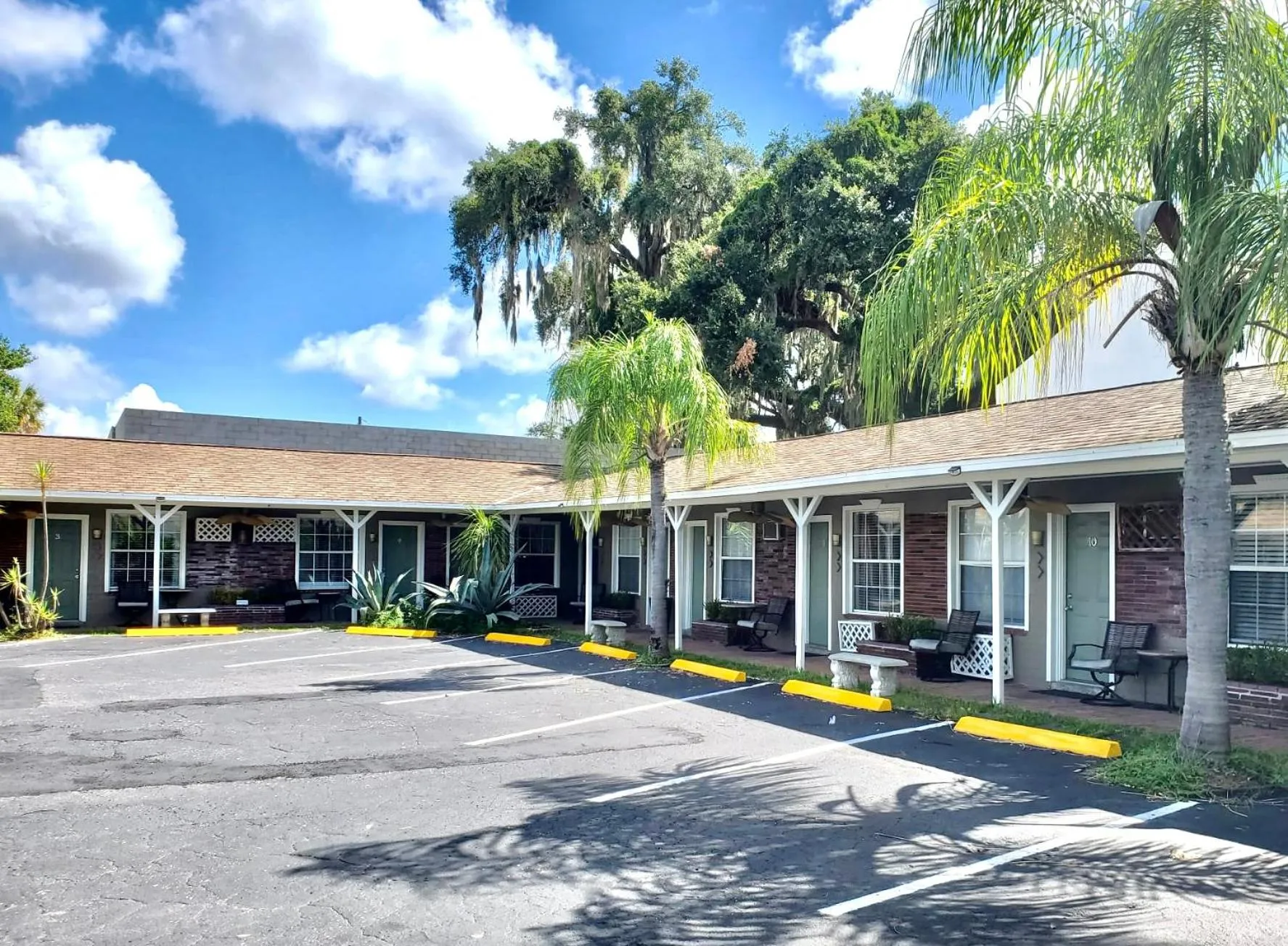 Property building in Shamrock Cove Inn
