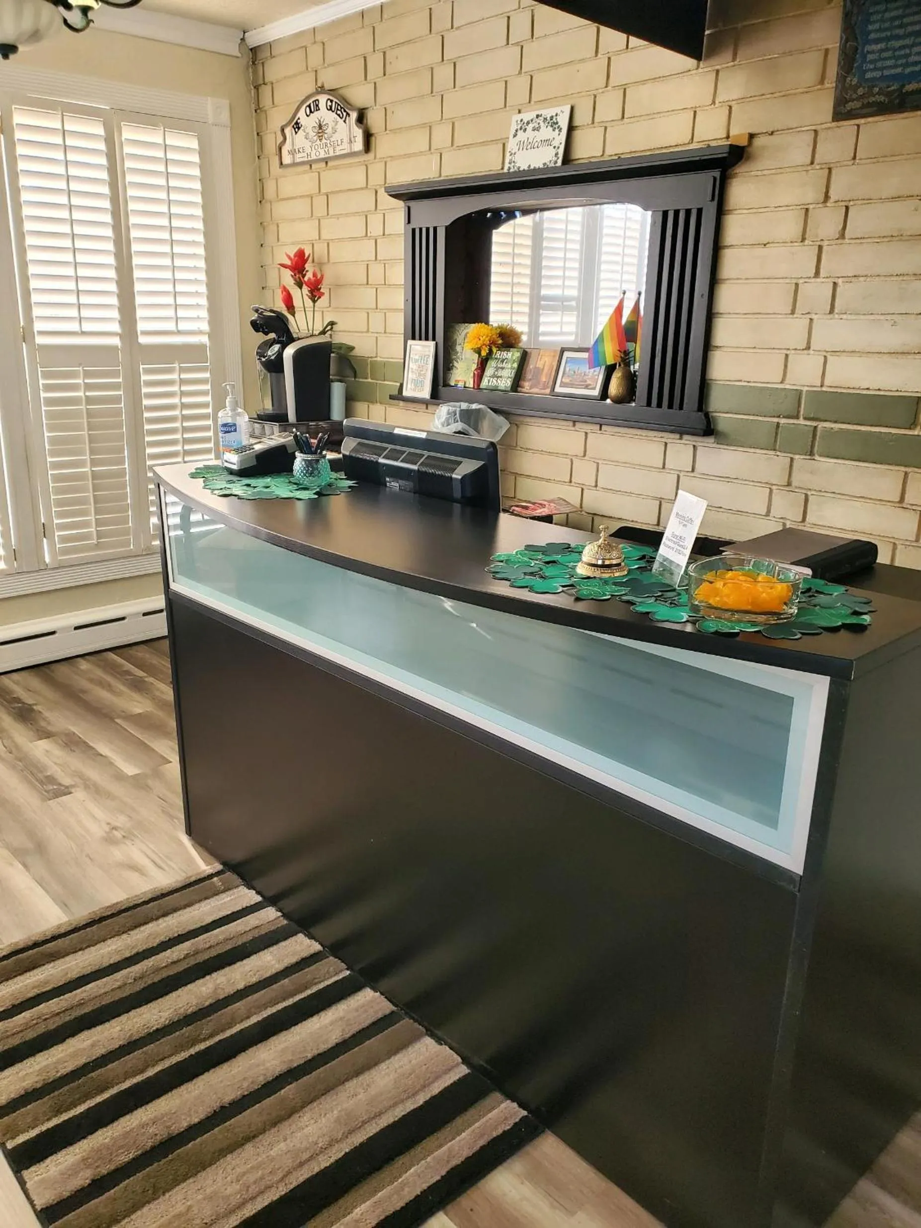 Lobby or reception in Shamrock Cove Inn