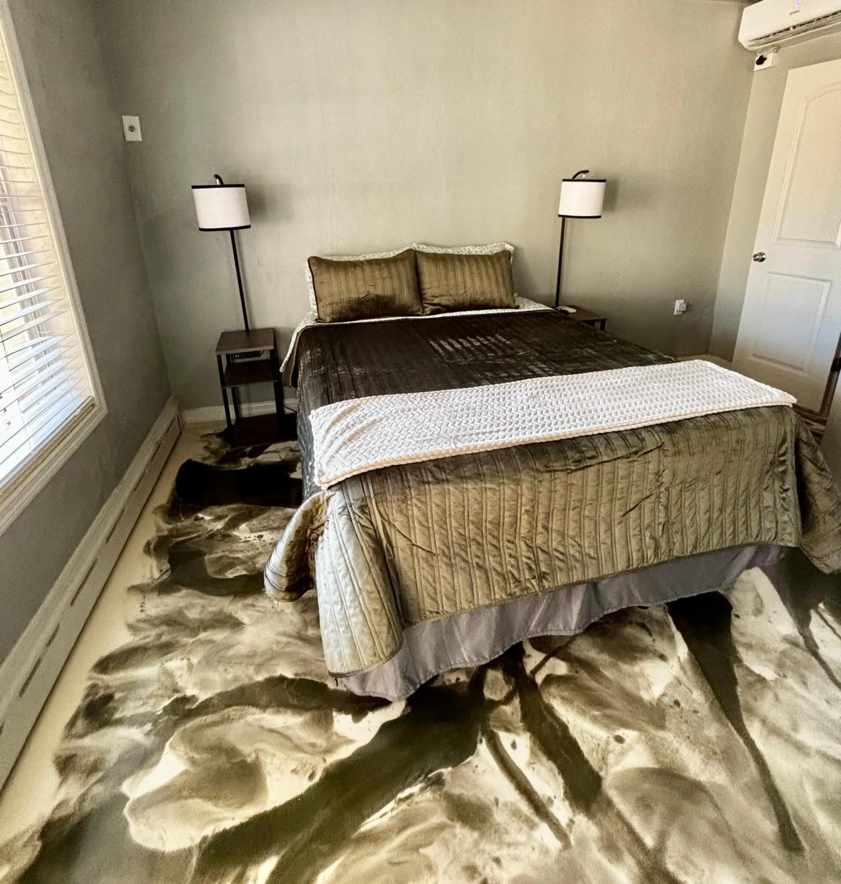 Bed in Shamrock Cove Inn