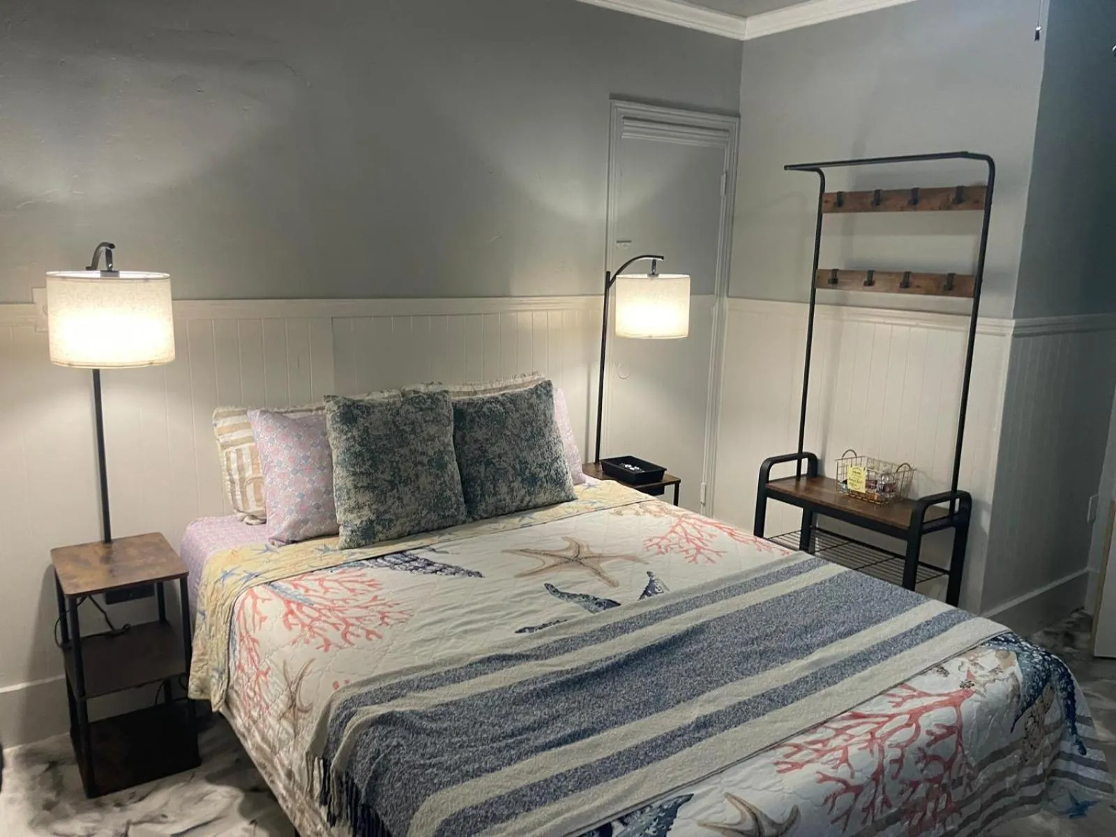 Bed in Shamrock Cove Inn