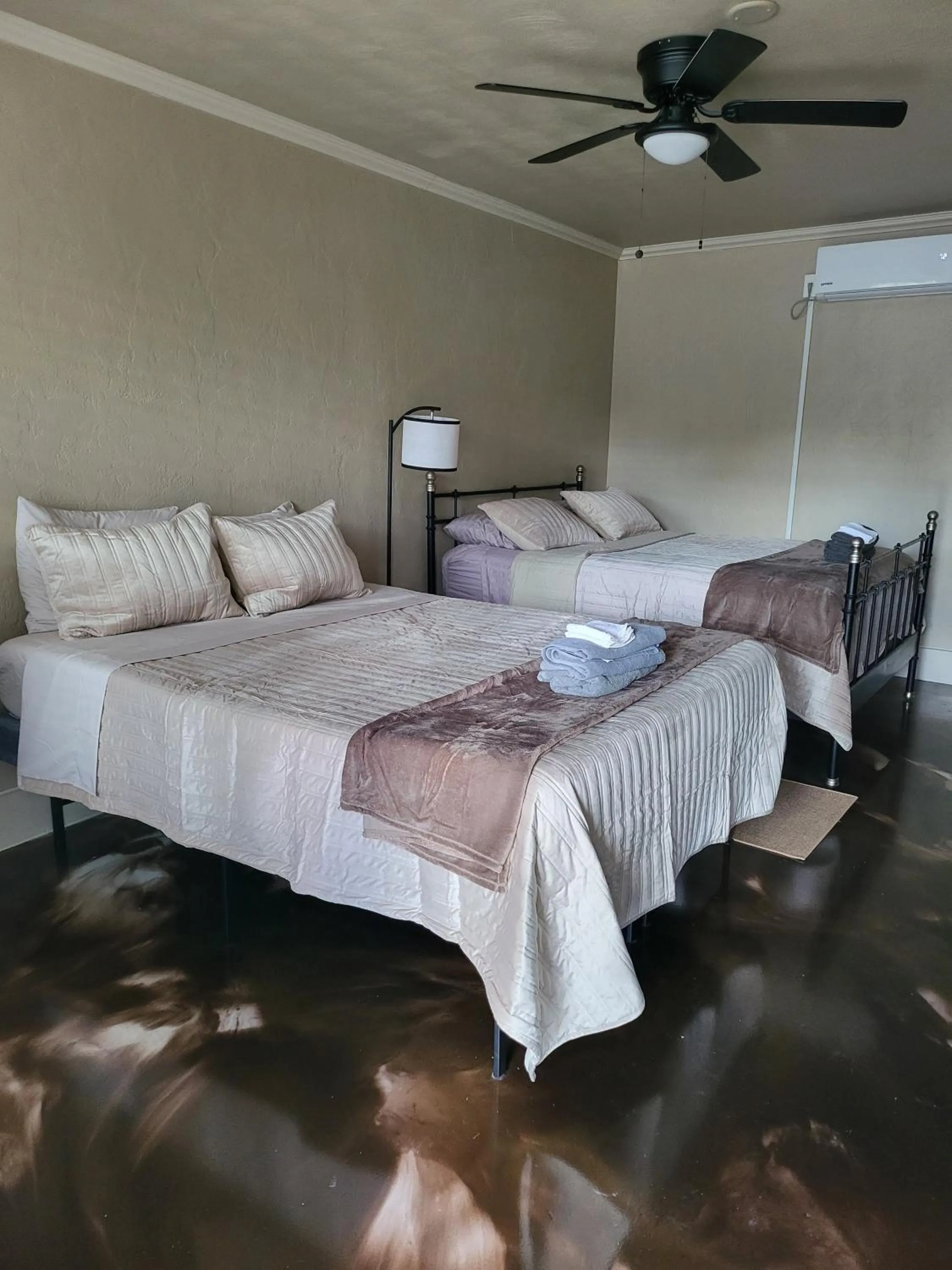 Bed in Shamrock Cove Inn