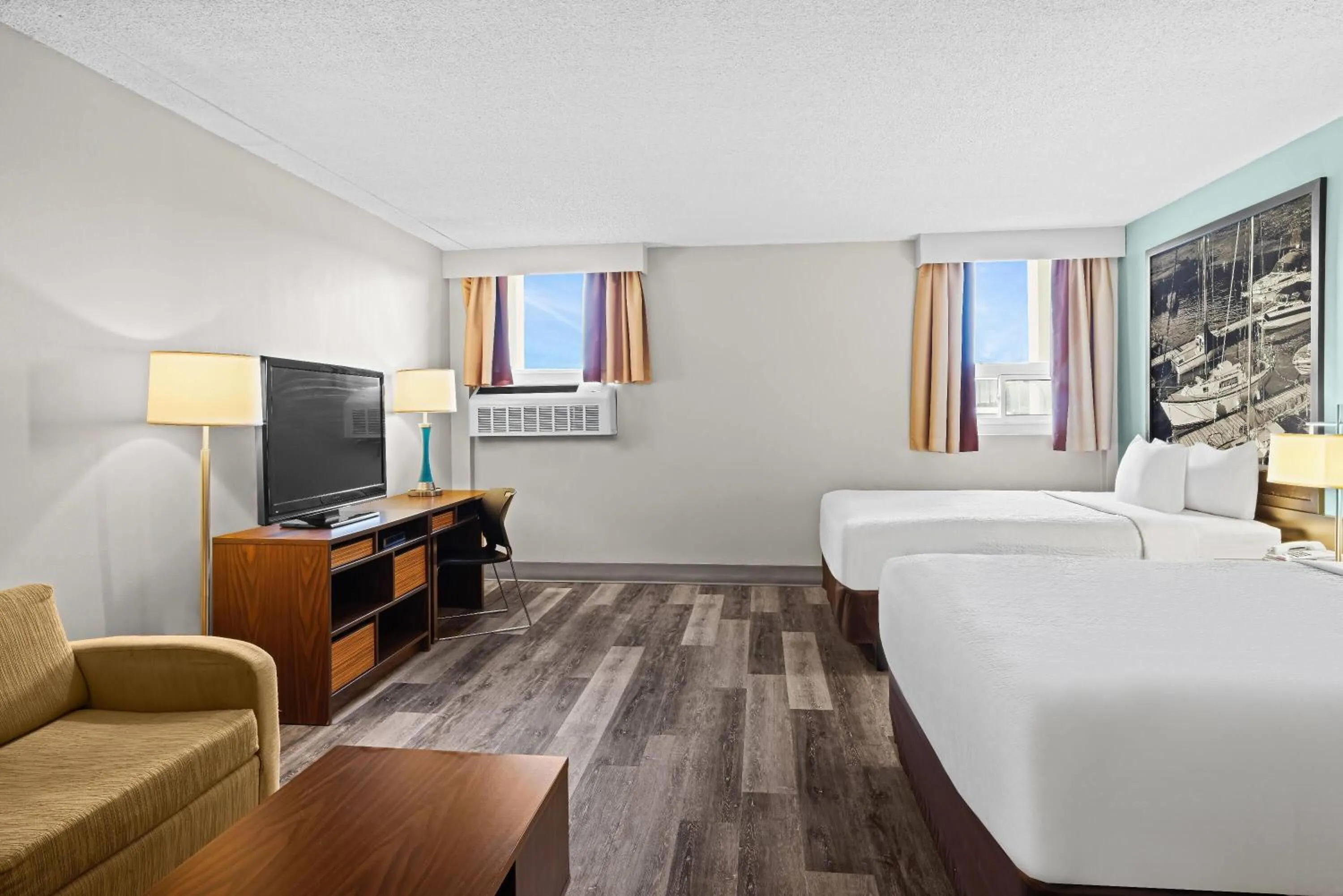 Photo of the whole room, Bed in Super 8 by Wyndham Thunder Bay