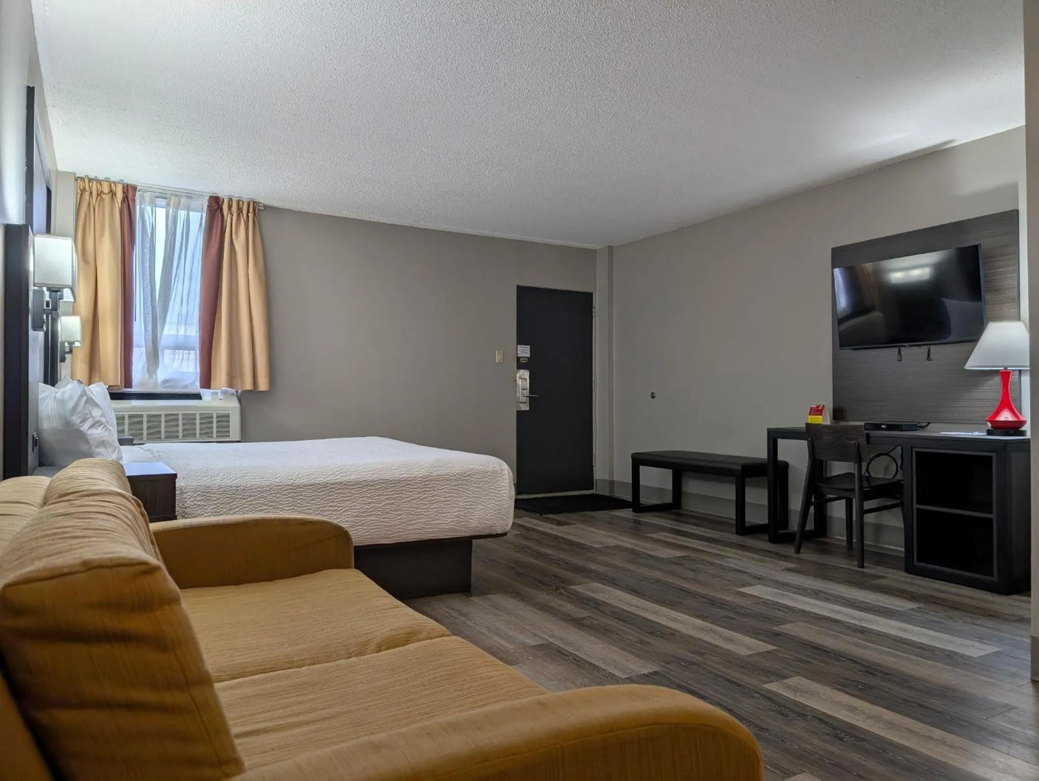 Photo of the whole room, Bed in Super 8 by Wyndham Thunder Bay
