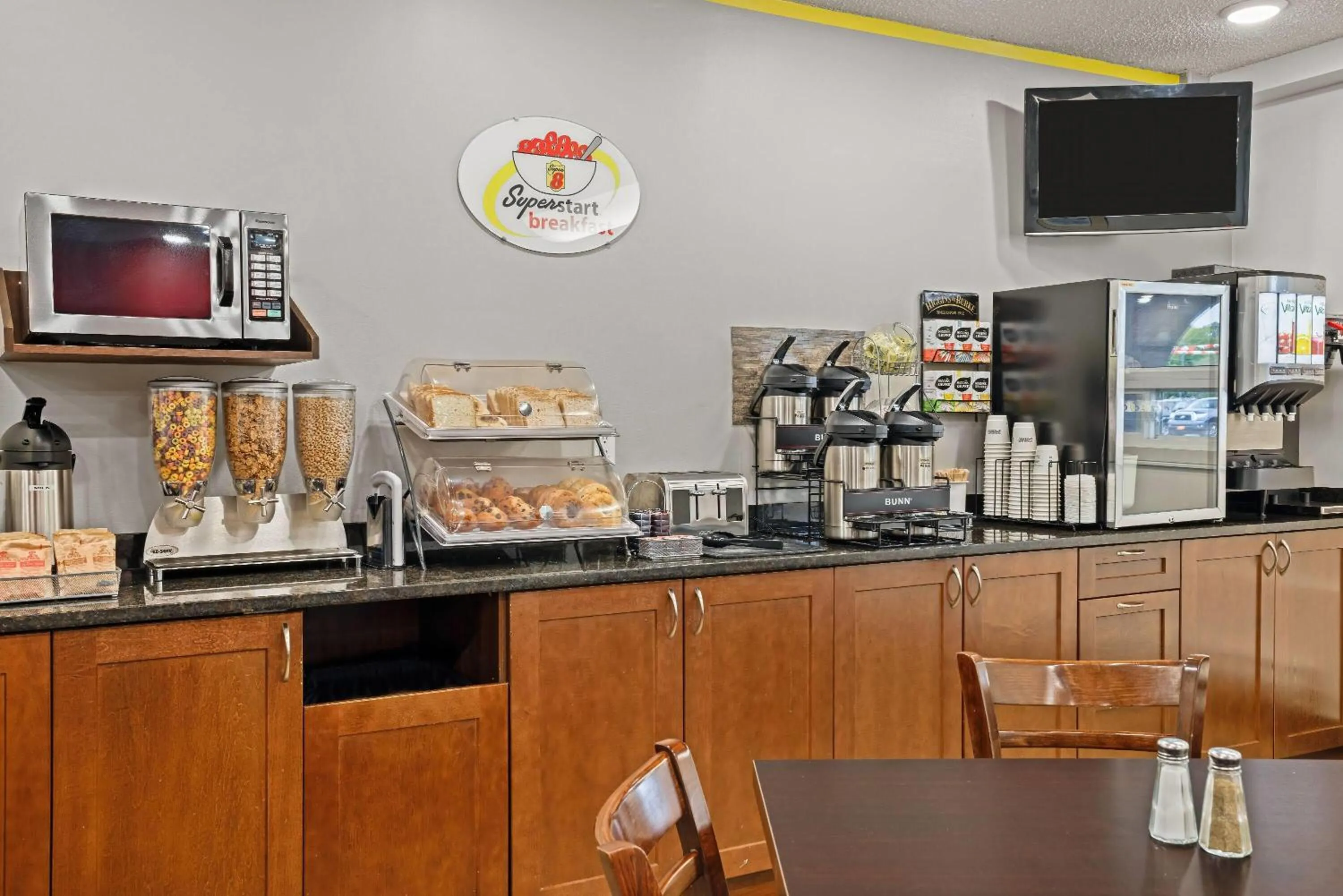 Restaurant/places to eat in Super 8 by Wyndham Thunder Bay