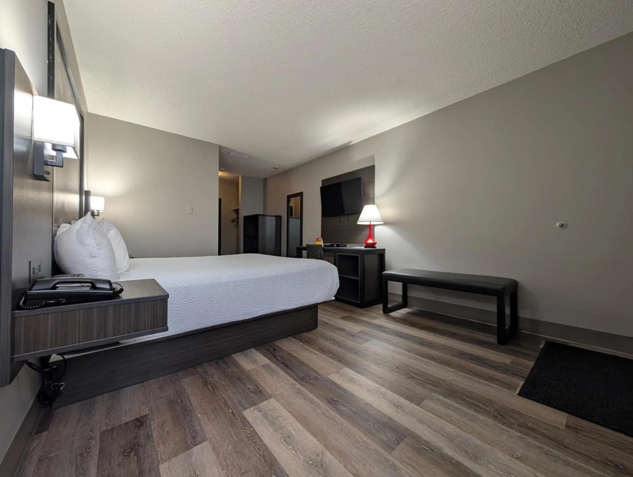 Photo of the whole room, Bed in Super 8 by Wyndham Thunder Bay