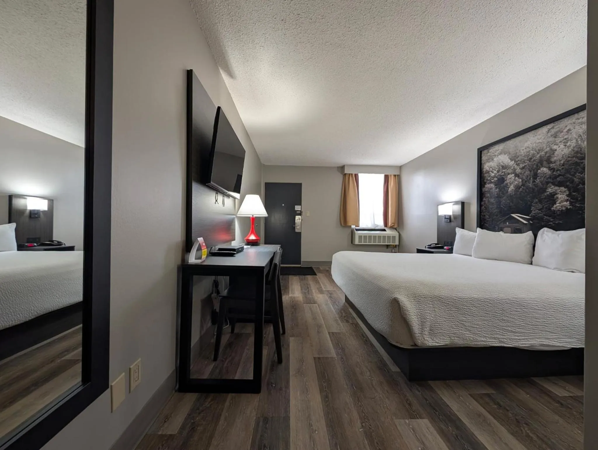 TV and multimedia, Bed in Super 8 by Wyndham Thunder Bay