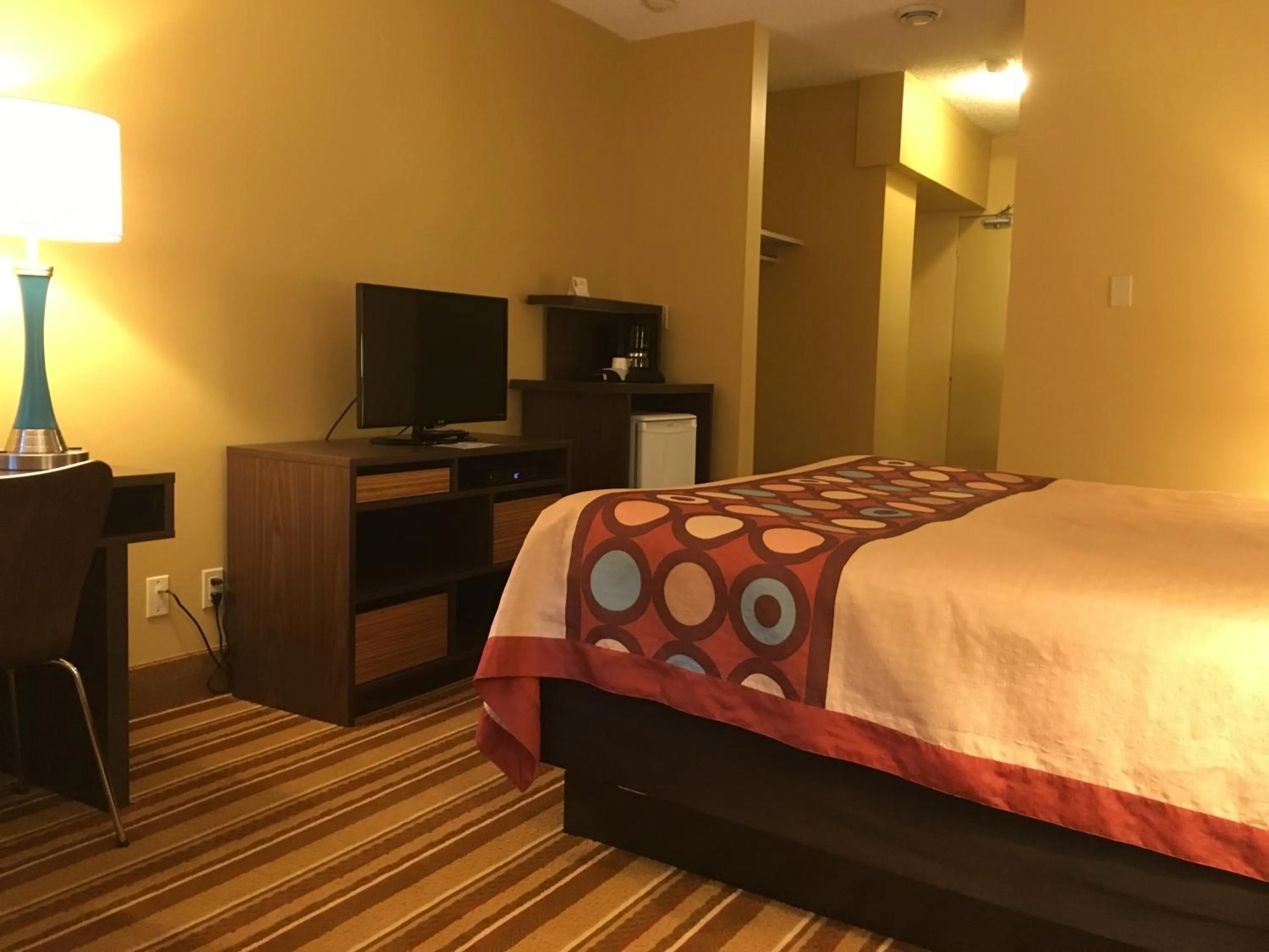 Photo of the whole room, Bed in Super 8 by Wyndham Thunder Bay