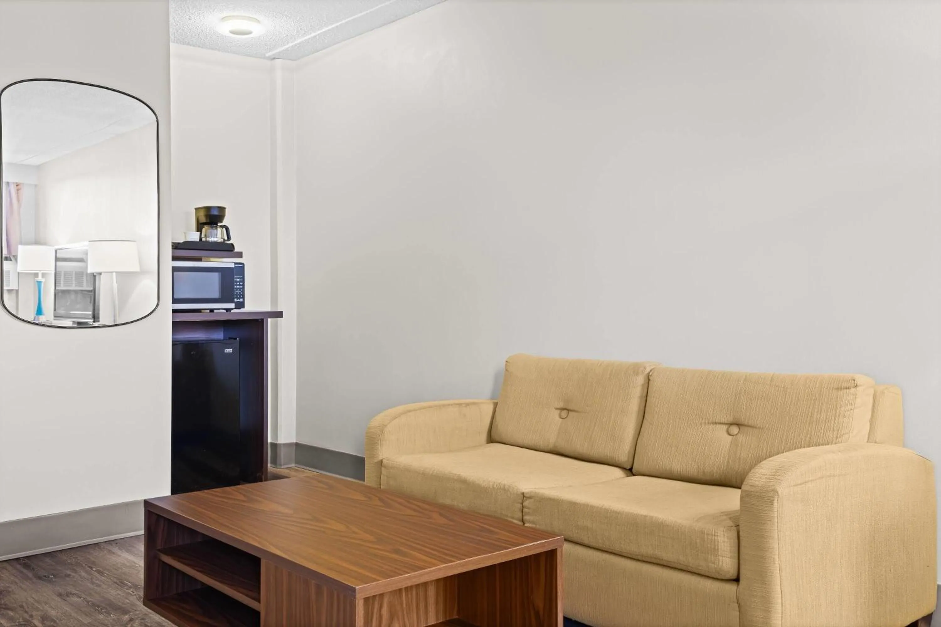 Photo of the whole room in Super 8 by Wyndham Thunder Bay