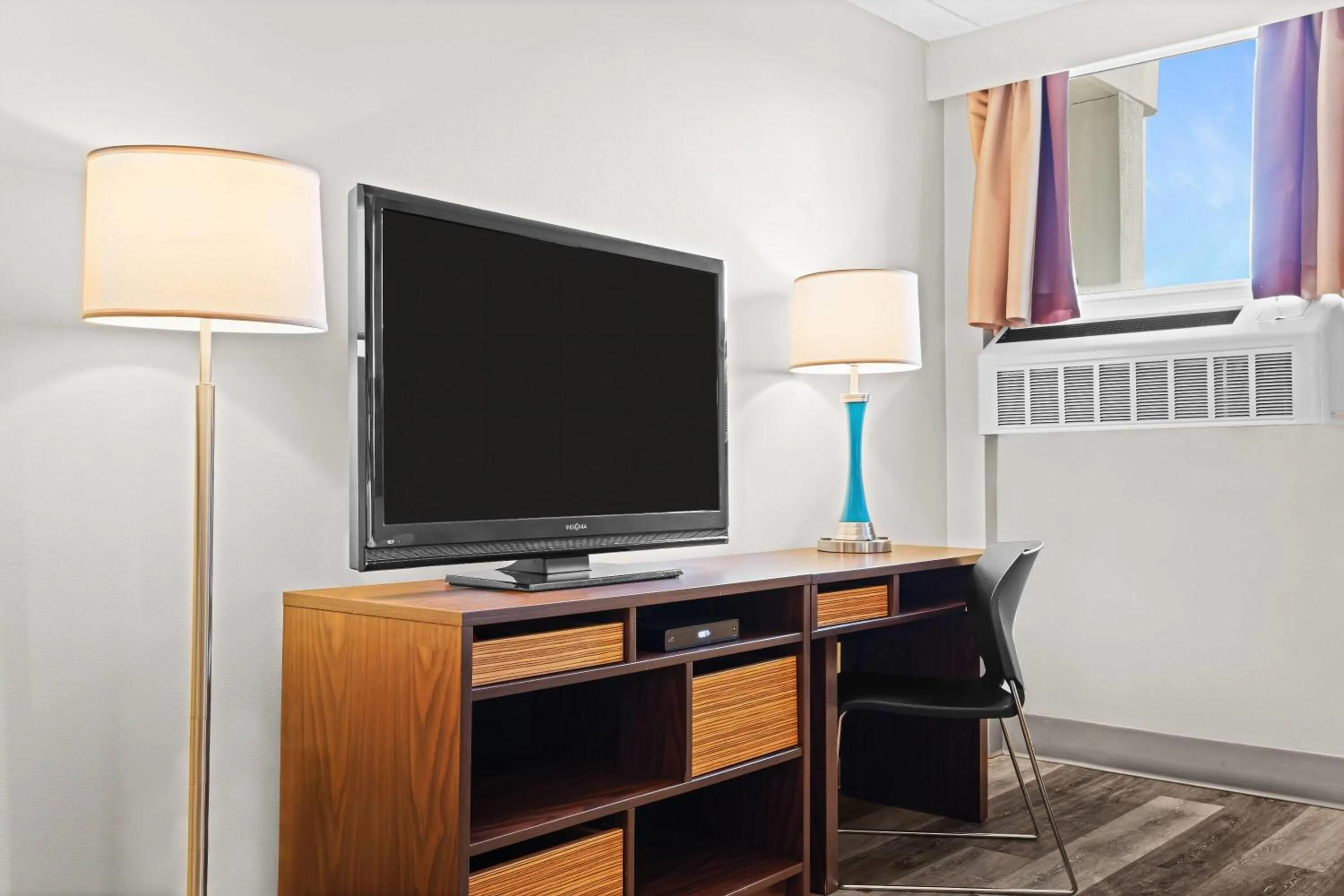 Photo of the whole room in Super 8 by Wyndham Thunder Bay