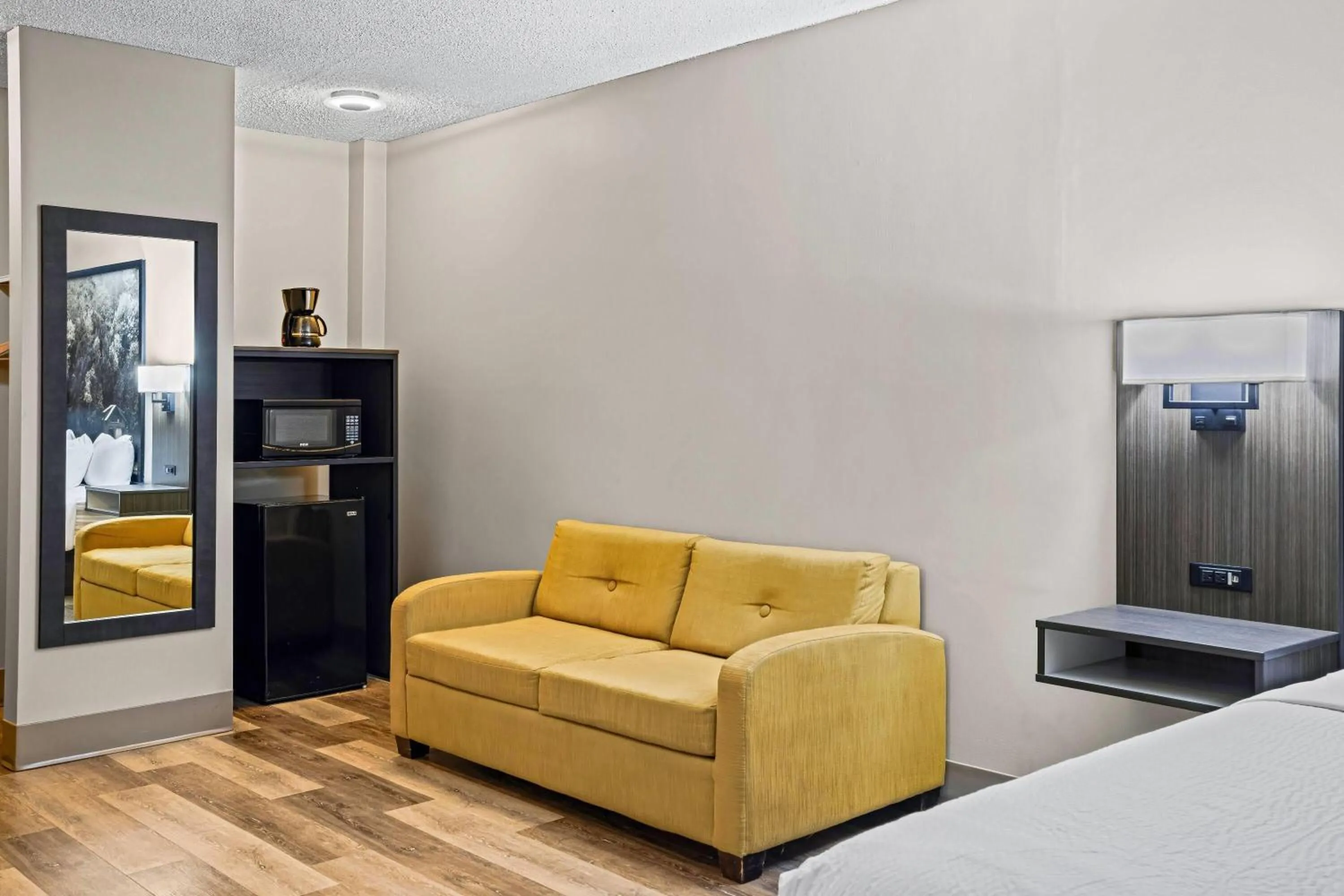 Photo of the whole room, Bed in Super 8 by Wyndham Thunder Bay