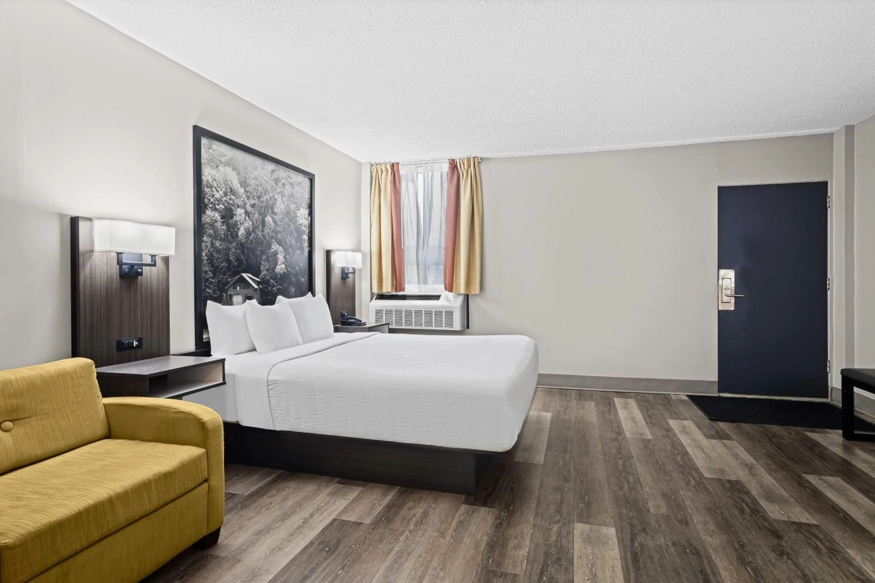 Photo of the whole room, Bed in Super 8 by Wyndham Thunder Bay