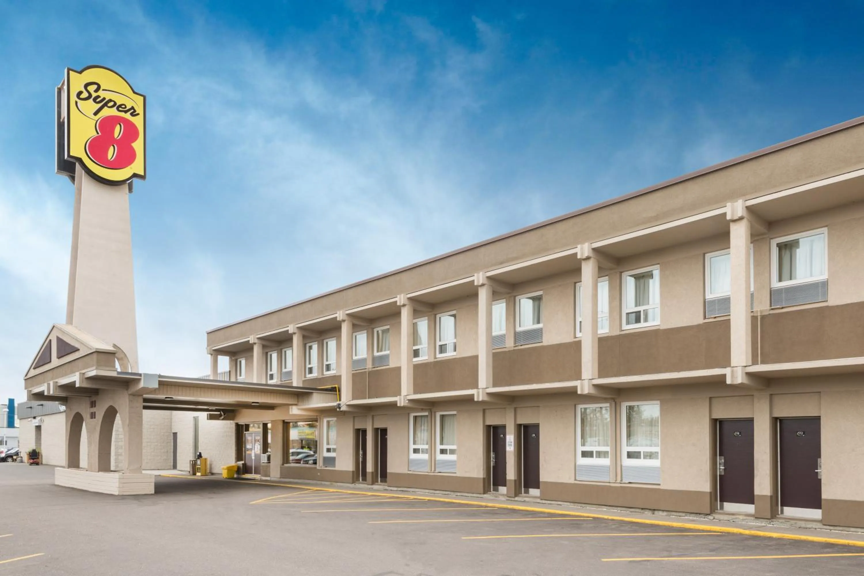 Facade/entrance in Super 8 by Wyndham Thunder Bay