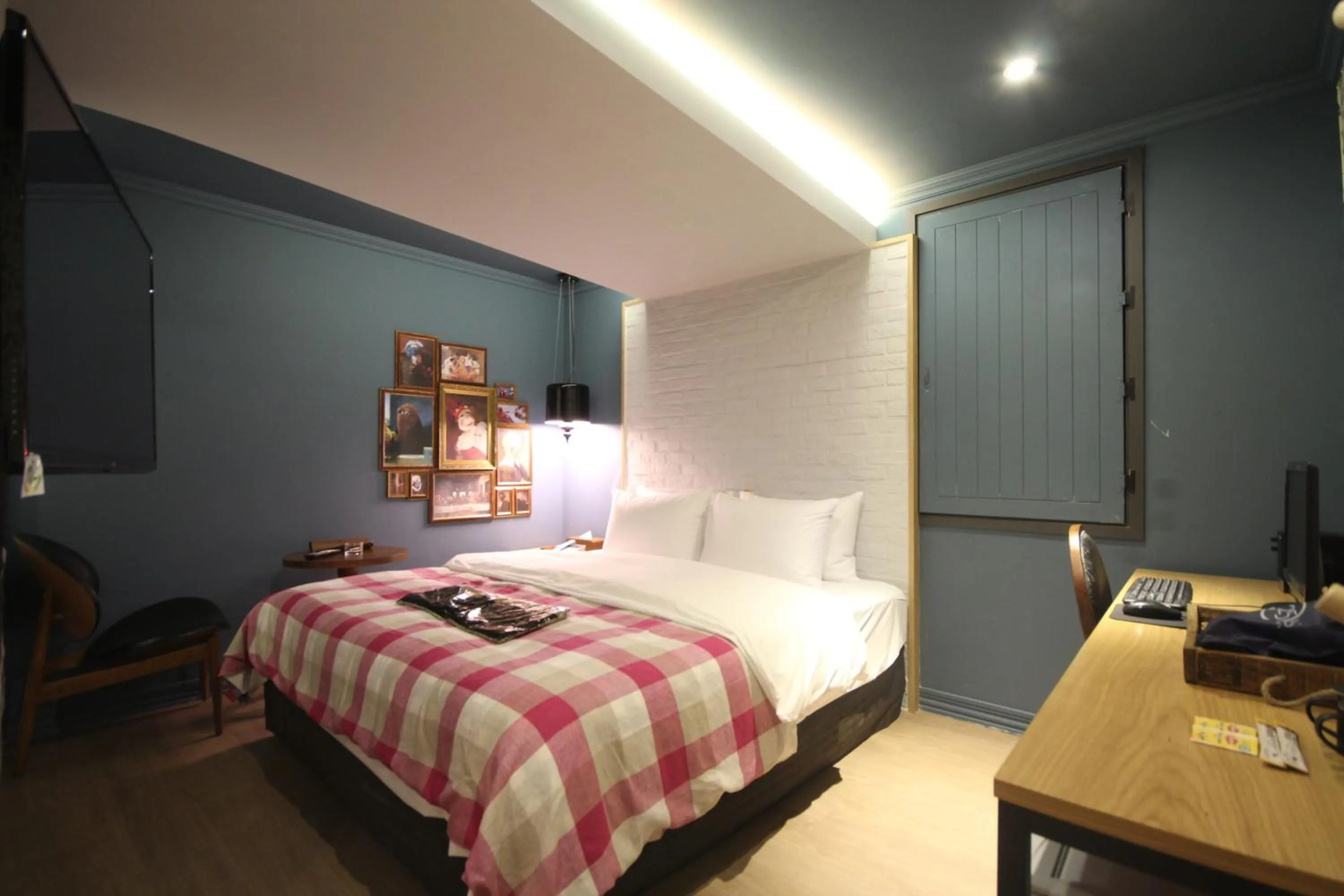 Photo of the whole room, Bed in Hotel 25 Seomyeon