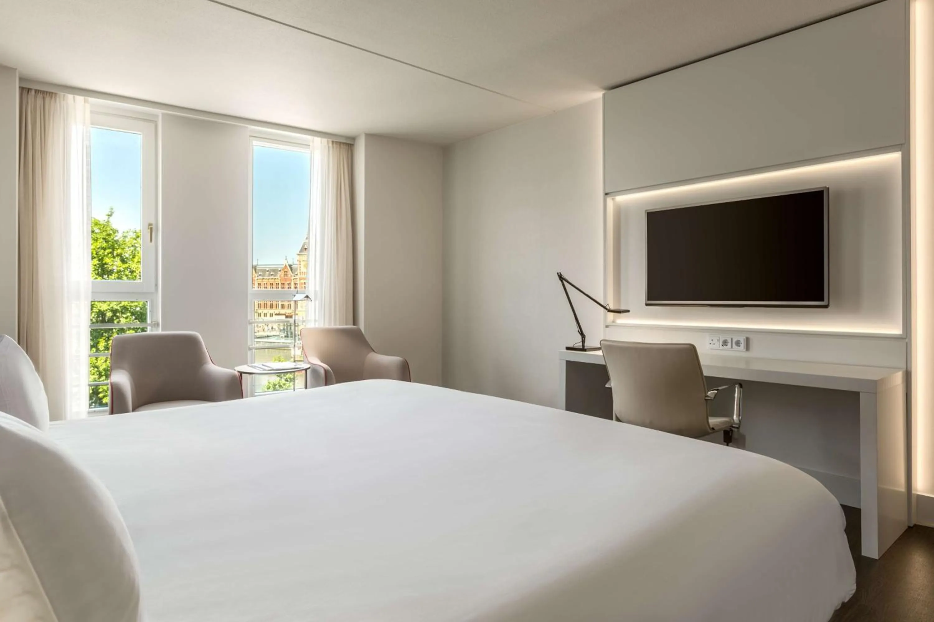 Photo of the whole room, Bed in NH Collection Amsterdam Barbizon Palace