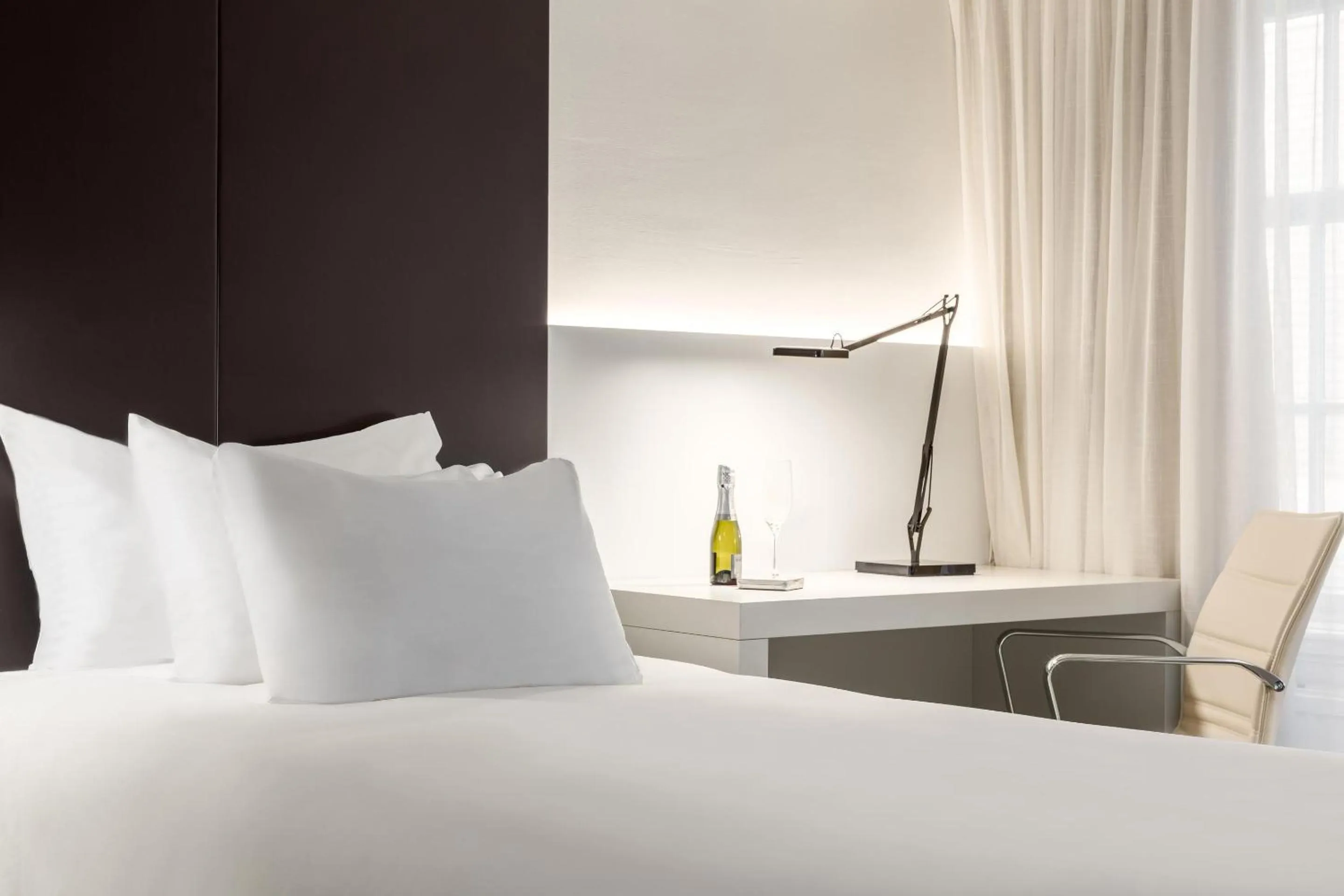 Bedroom, Bed in NH Collection Amsterdam Barbizon Palace