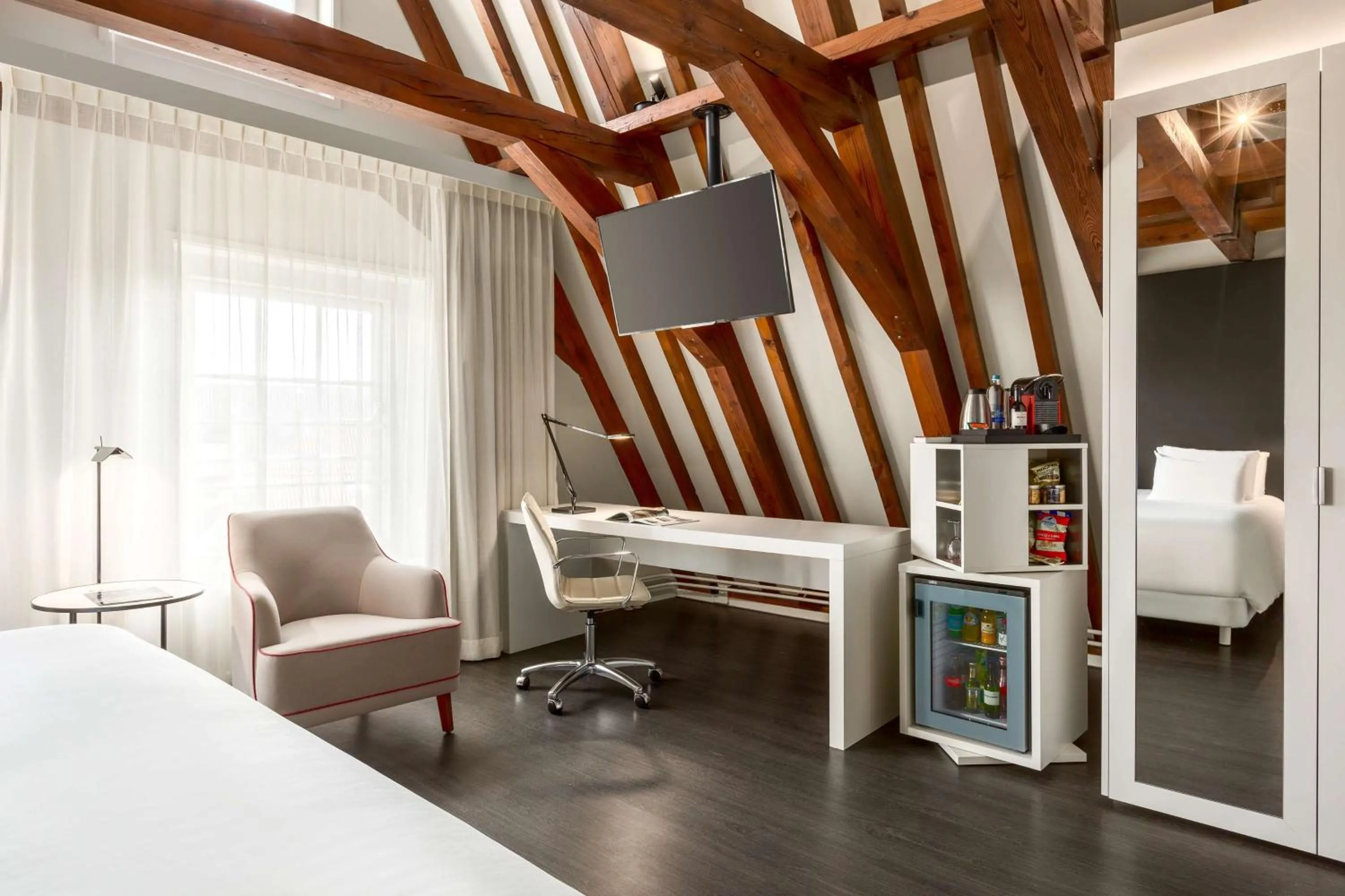 Photo of the whole room, Bed in NH Collection Amsterdam Barbizon Palace