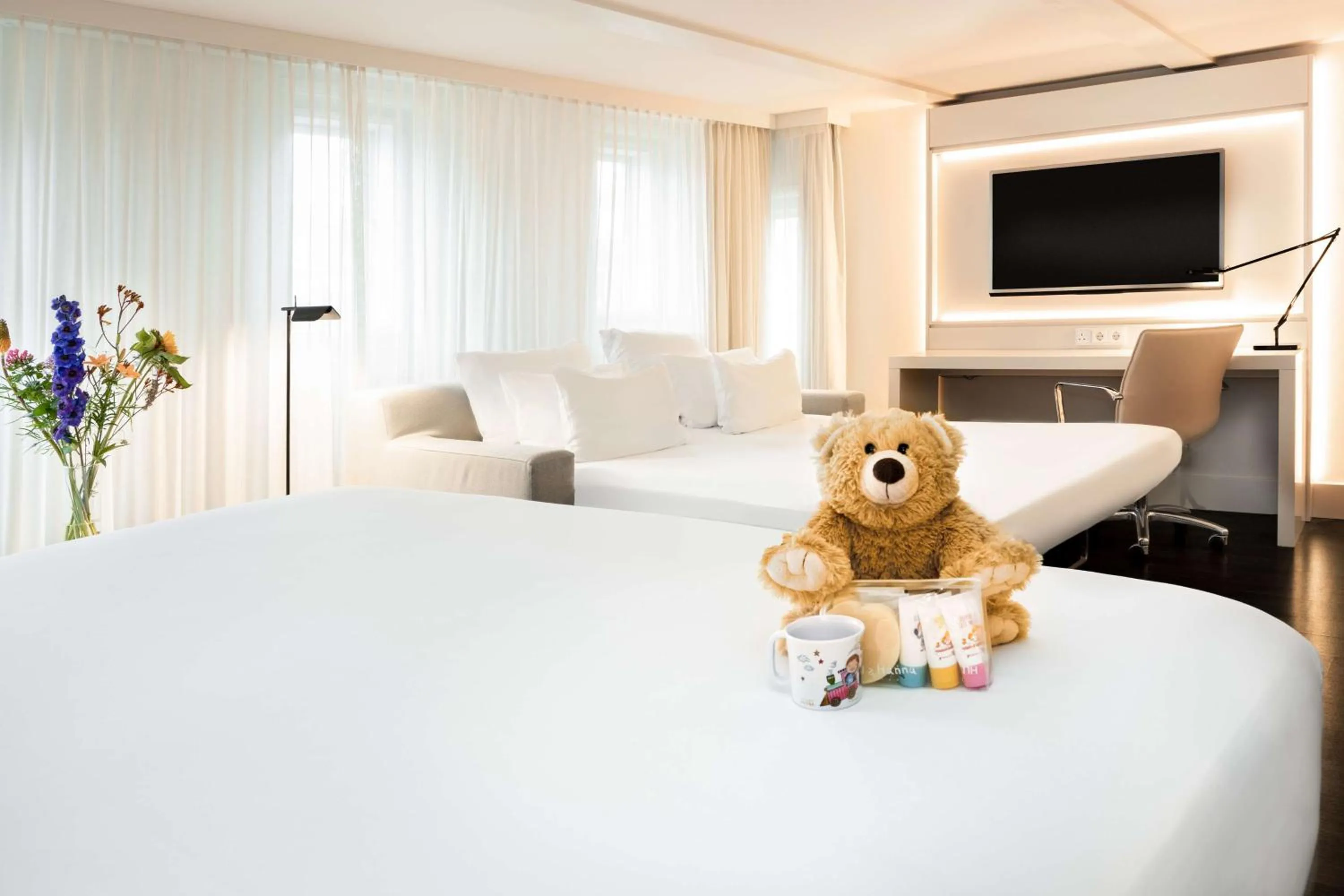 Photo of the whole room, Bed in NH Collection Amsterdam Barbizon Palace