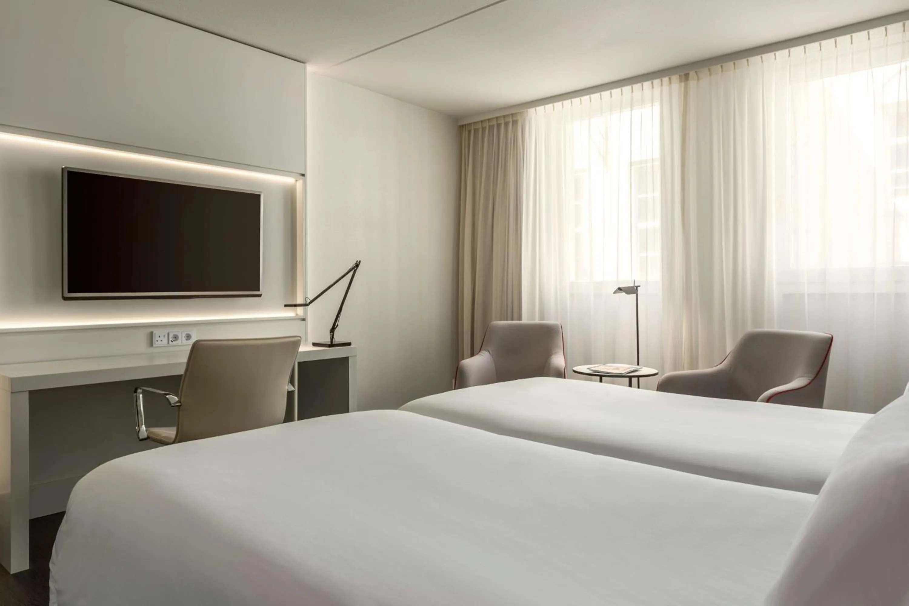 Photo of the whole room, Bed in NH Collection Amsterdam Barbizon Palace