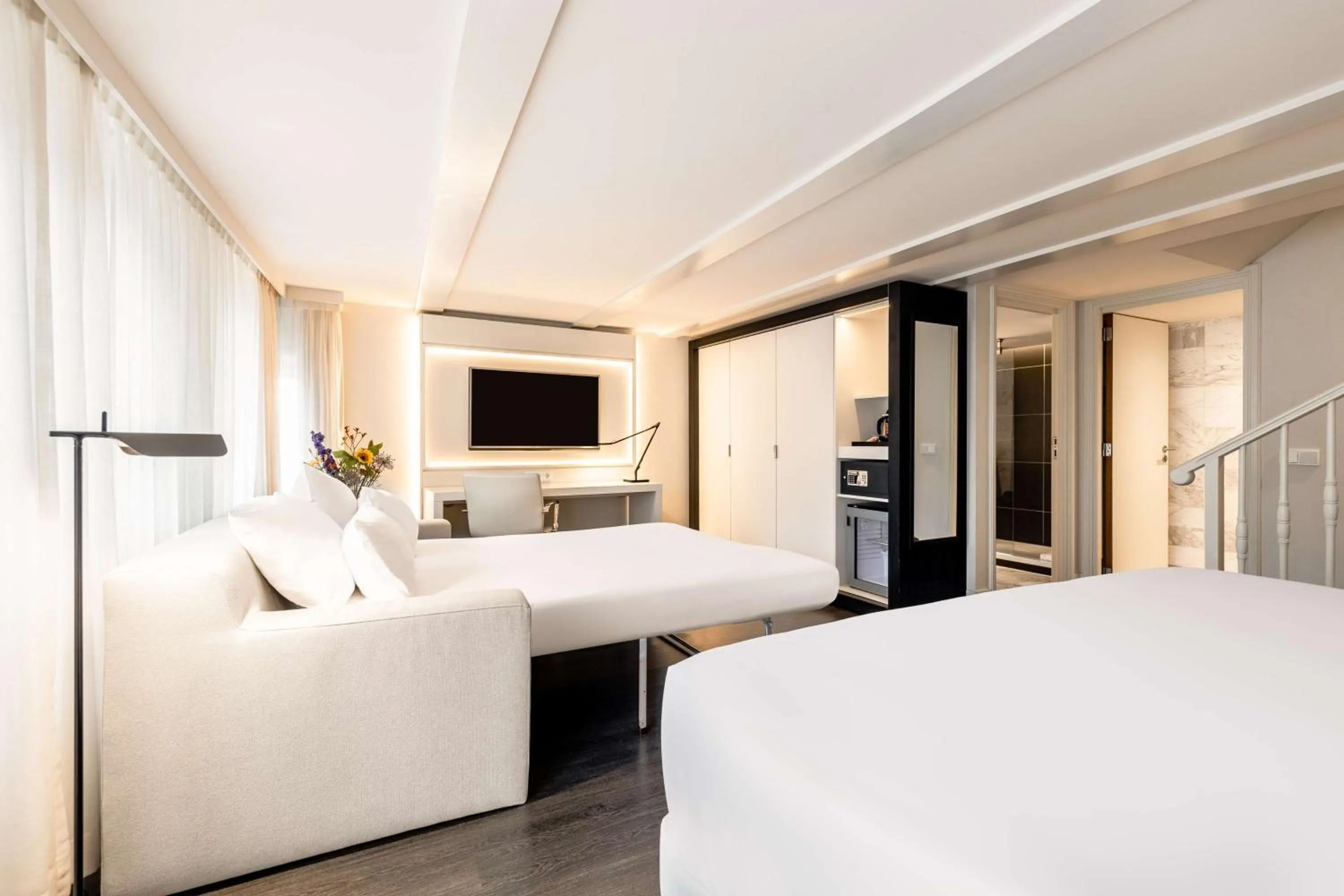 Photo of the whole room, Bed in NH Collection Amsterdam Barbizon Palace